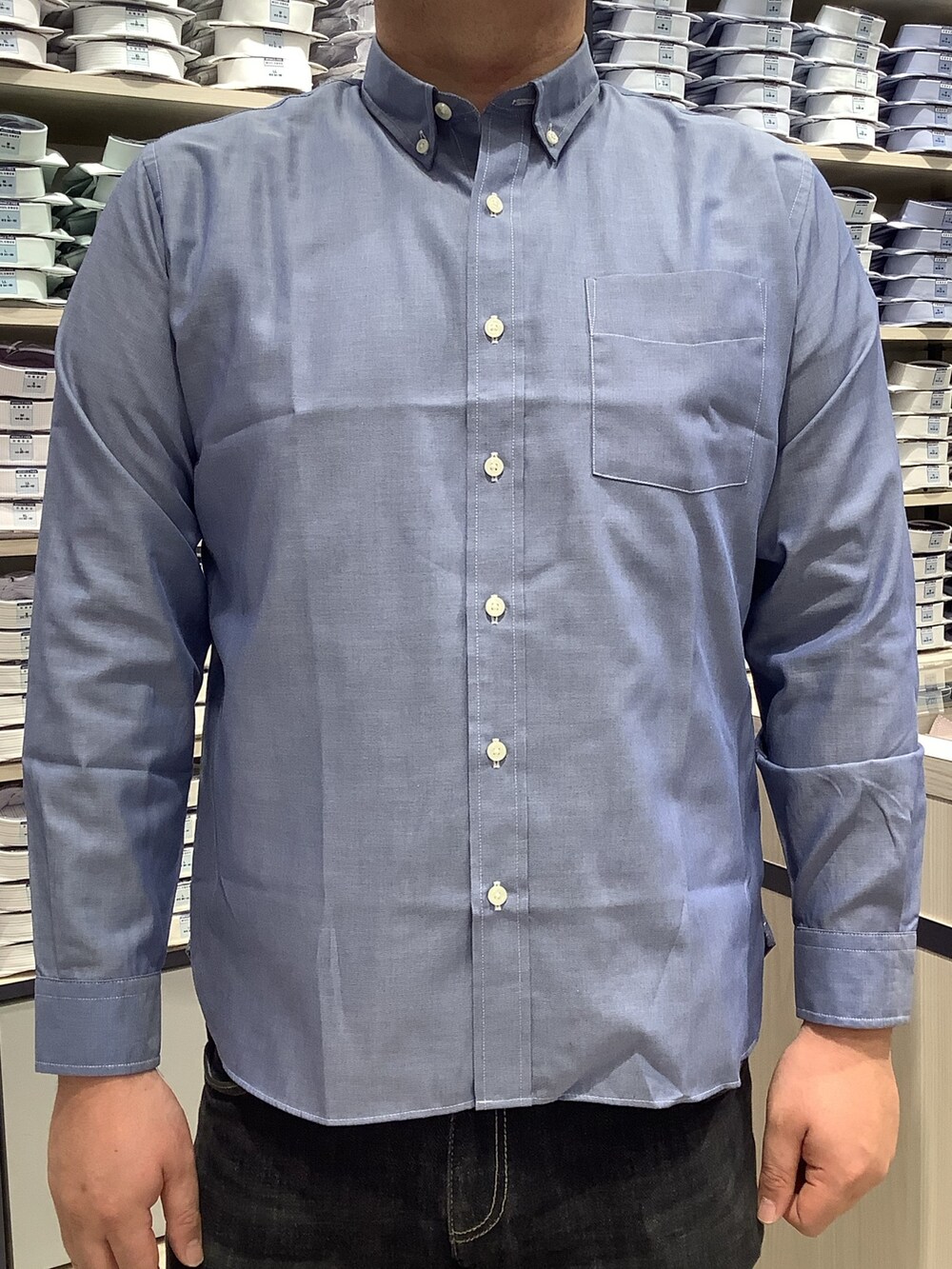 ブルー系のシャツ/ブラウス、ブラウン系のマフラーを着用したメンズの冬コーディネートの3枚目の写真