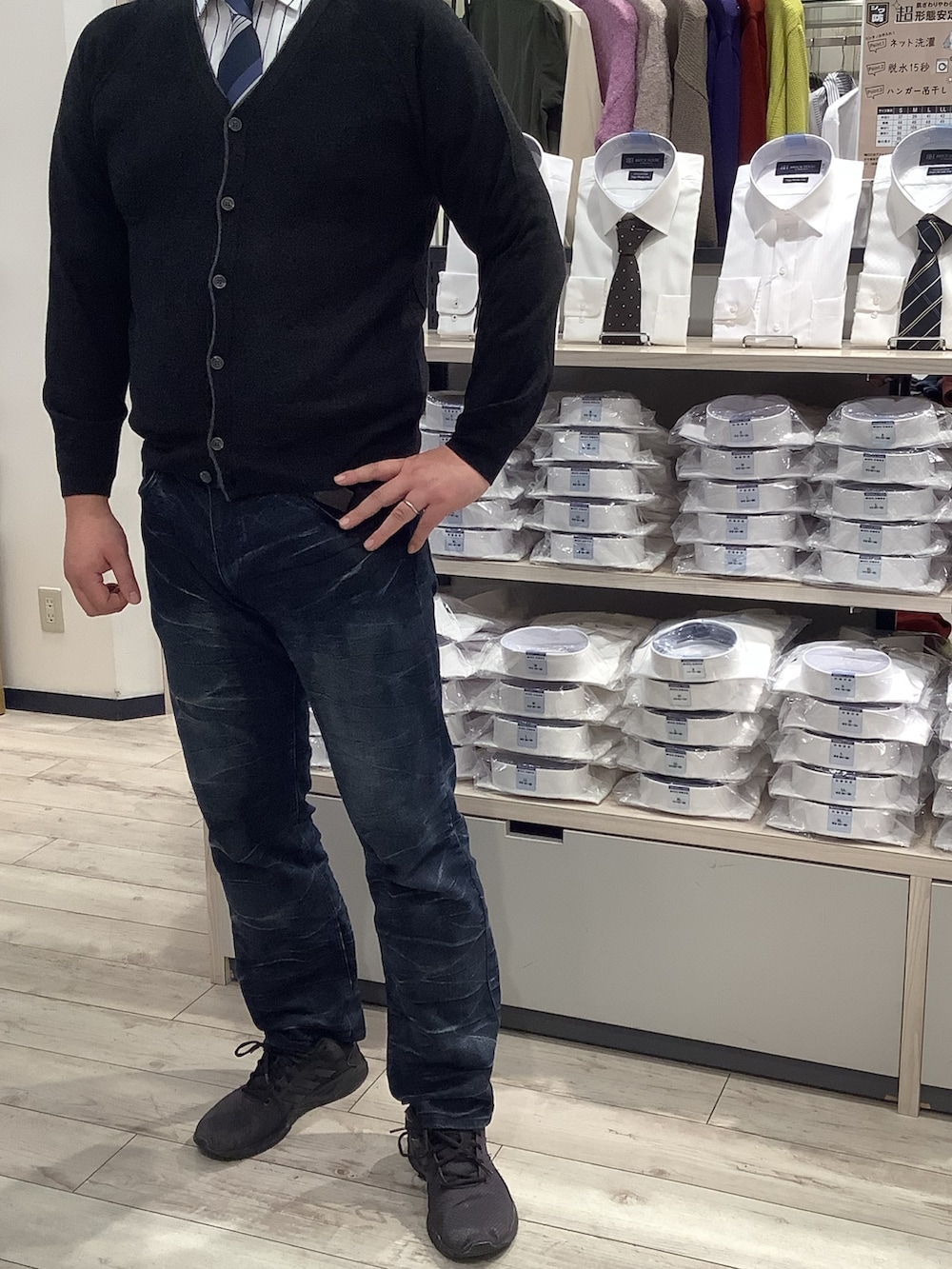 ブルー系のビジネスシャツ、ブルー系のネクタイを着用したメンズの冬コーディネートの2枚目の写真