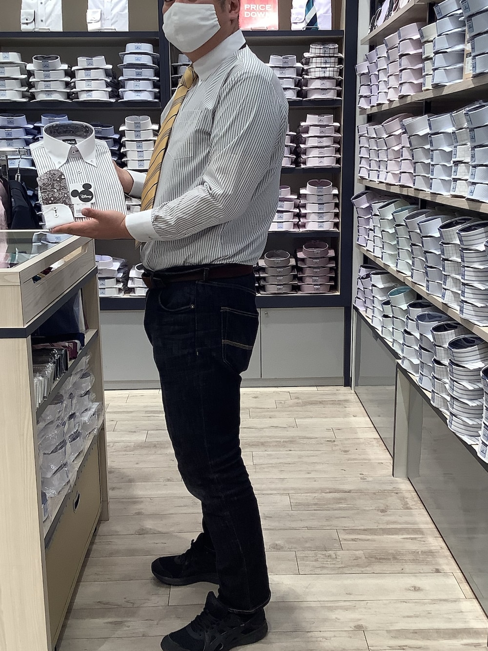 ブラウン系のビジネスシャツ、その他のネクタイを着用したメンズの春コーディネートの2枚目の写真