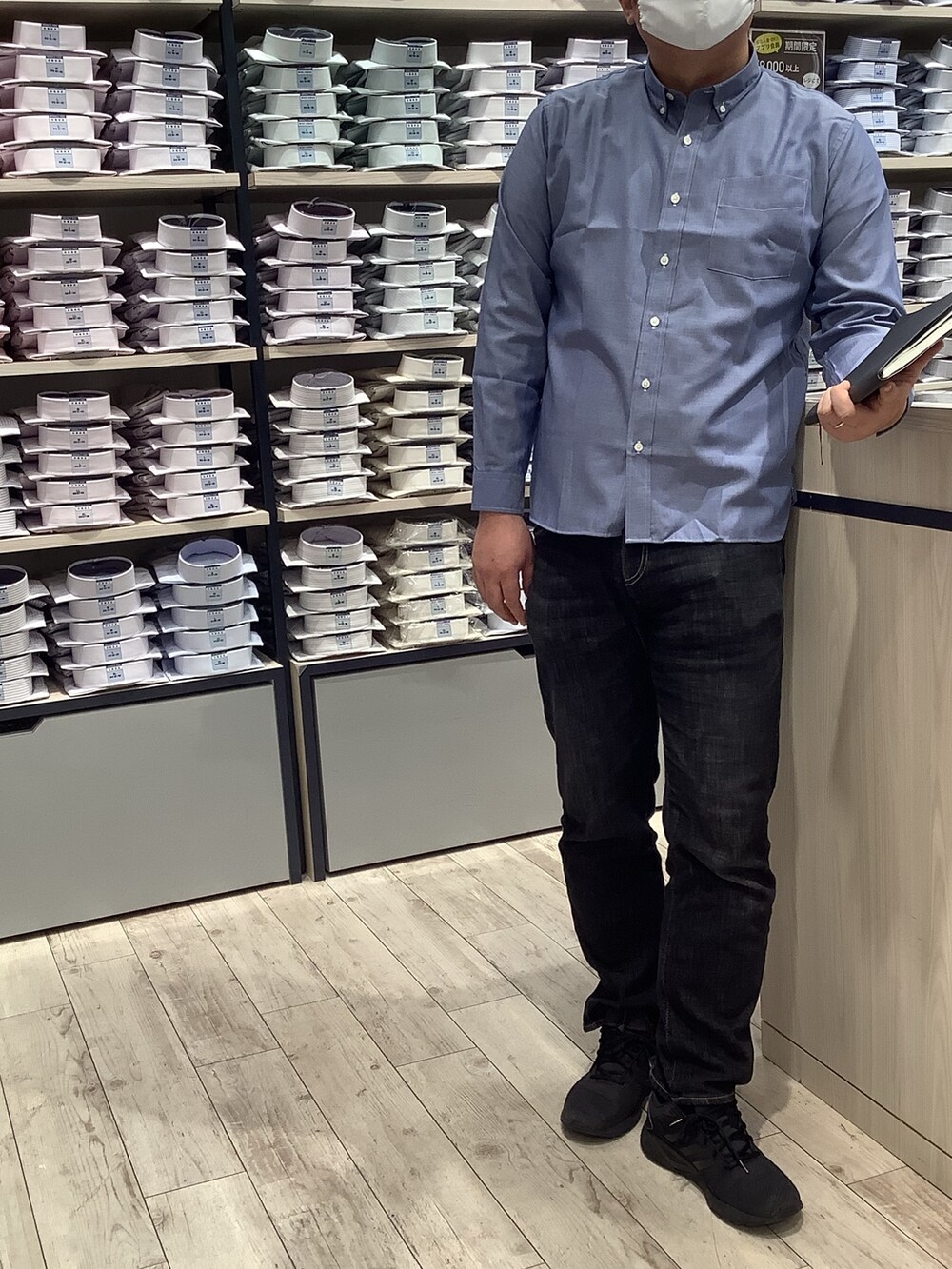 ブルー系のシャツ/ブラウス、ブラウン系のマフラーを着用したメンズの冬コーディネートの2枚目の写真