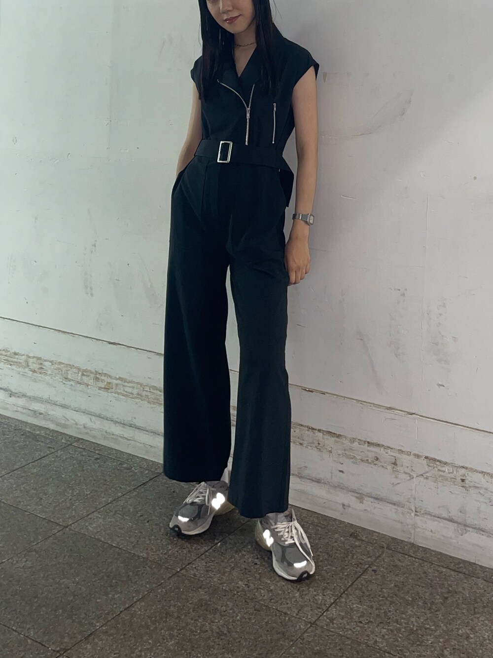 「ロンパース、ムルーア(MURUA)、ライダース、夏コーデ、ニューバランス、シルバーアクセサリー、黒髪ロング、オールブラック、カジュアルコーデ」｜「MURUAのライダースジャンプスーツ（つなぎ/オールインワン、ブラック系）」を使った、高橋茉丘さん（レディース・168cm）の夏コーディネートの4枚目の写真
