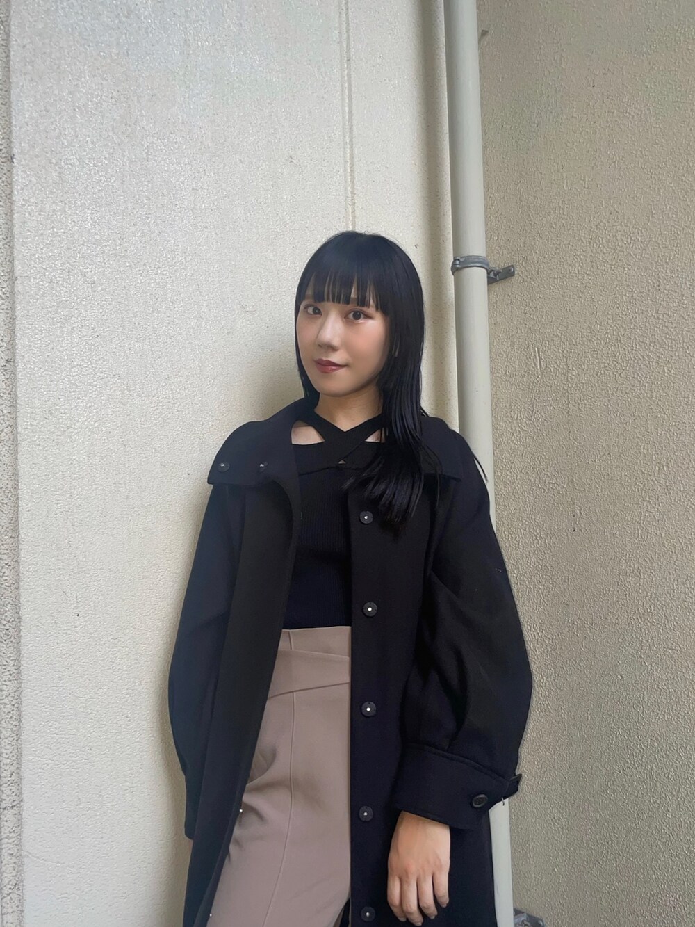 「冬服、ウールコート、ワイドパンツ、スラックス、ロングコート、モノトーン、黒髪ロング」｜「MURUAのスタンドカラーコート（ステンカラーコート、ブラック系）」を使った、高橋茉丘さん（レディース・168cm）の秋コーディネートの3枚目の写真
