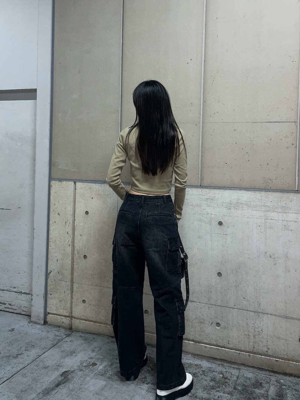 「デニム、カーゴパンツ、春コーデ、y2k、レースアップシューズ、黒髪ロング」｜「MURUAのレースアップショートブーツ（ブーツ、ホワイト系）」を使った、高橋茉丘さん（レディース・168cm）の冬コーディネートの5枚目の写真