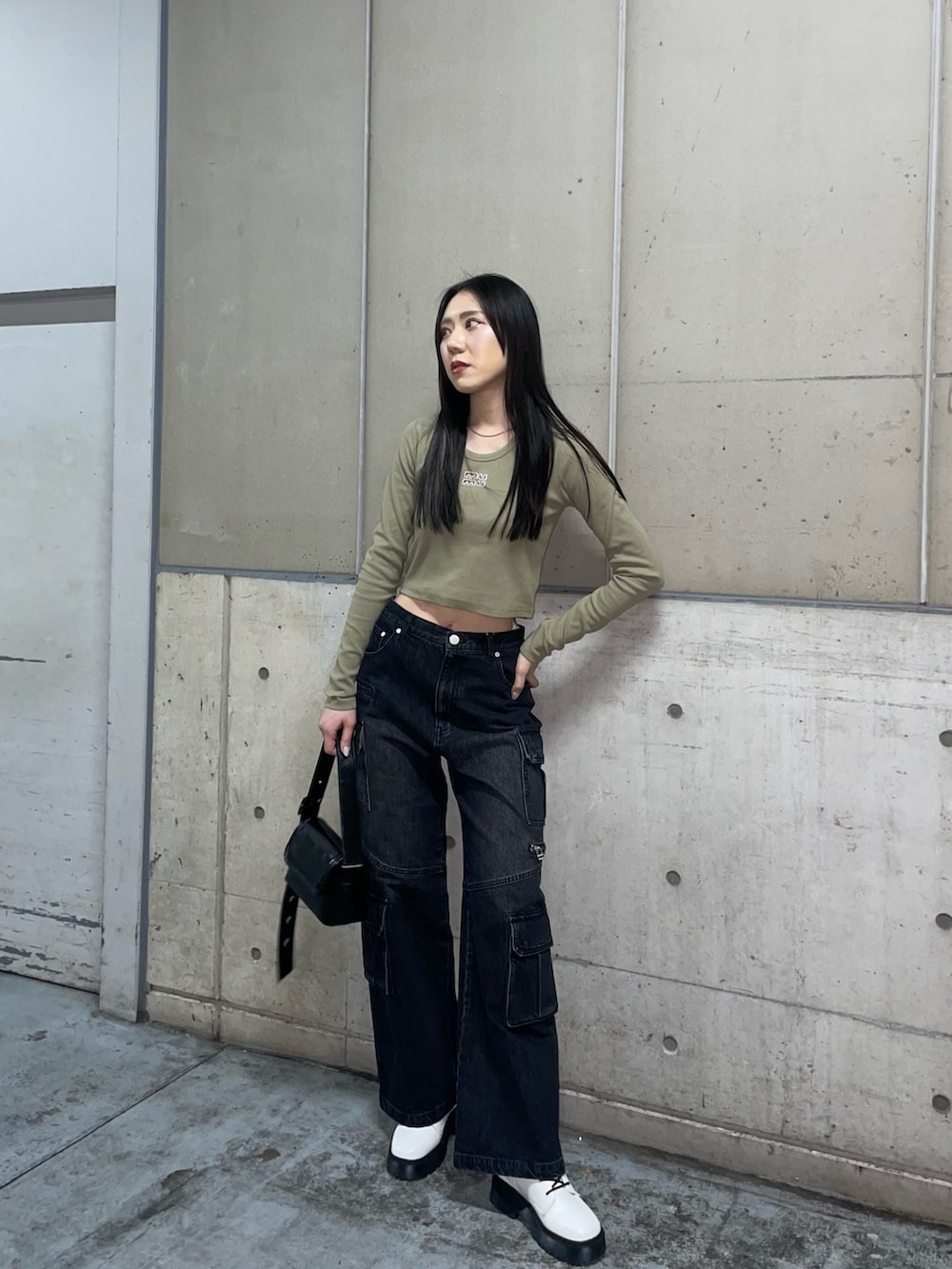 「デニム、カーゴパンツ、春コーデ、y2k、レースアップシューズ、黒髪ロング」｜「MURUAのレースアップショートブーツ（ブーツ、ホワイト系）」を使った、高橋茉丘さん（レディース・168cm）の冬コーディネートの3枚目の写真