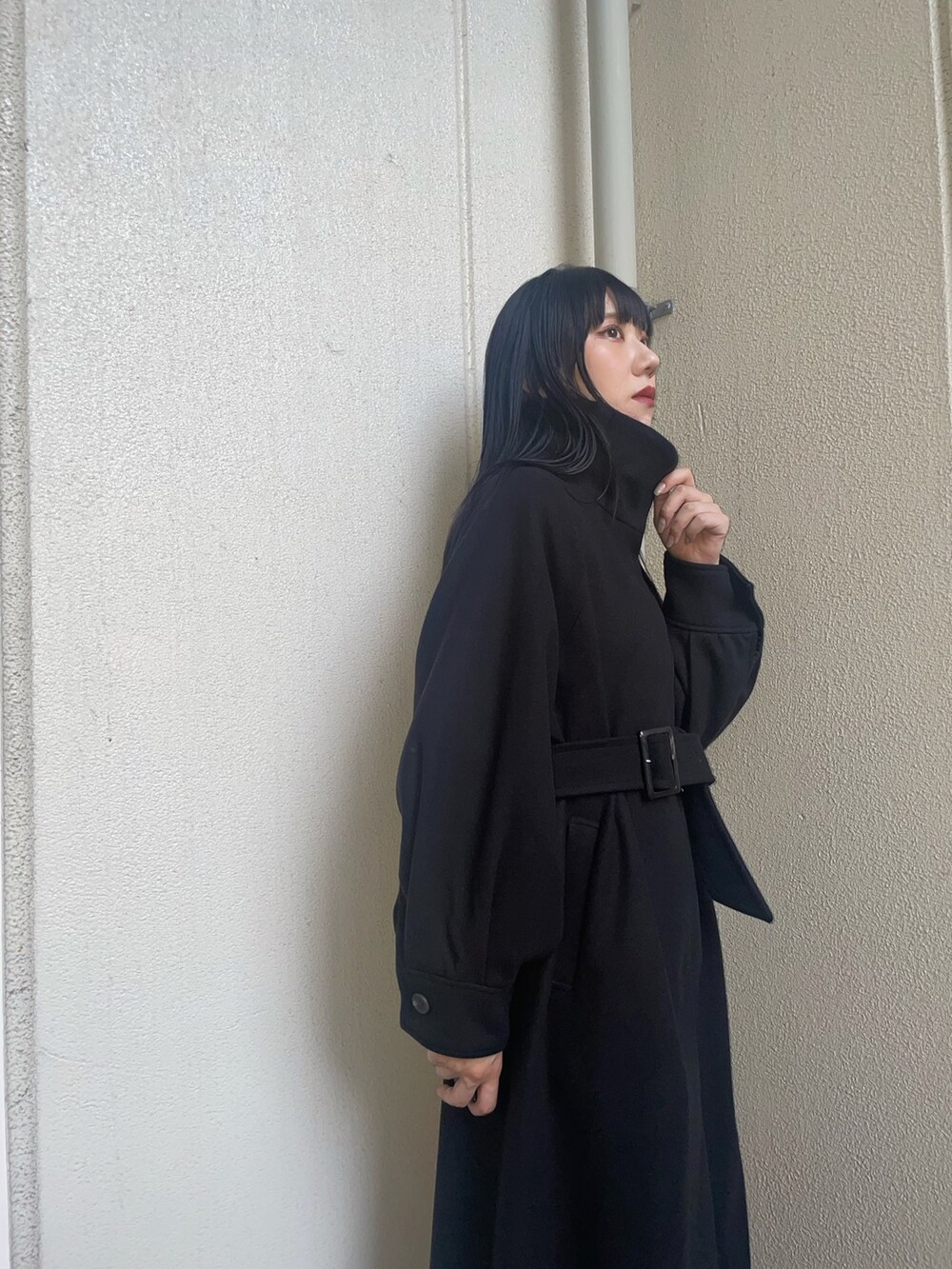 「冬服、ウールコート、ワイドパンツ、スラックス、ロングコート、モノトーン、黒髪ロング」｜「MURUAのスタンドカラーコート（ステンカラーコート、ブラック系）」を使った、高橋茉丘さん（レディース・168cm）の秋コーディネートの4枚目の写真