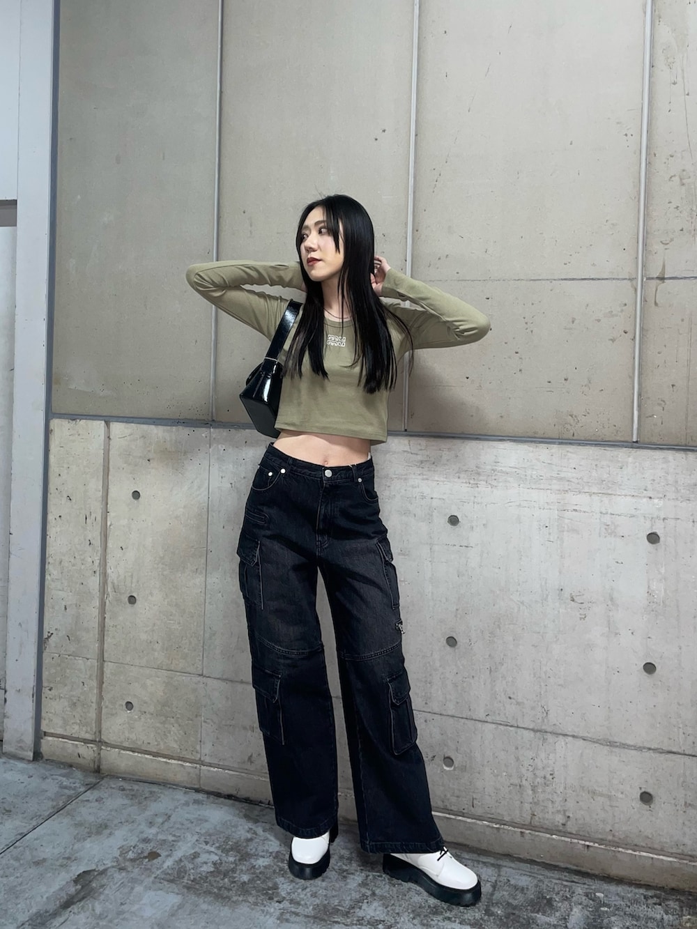 「デニム、カーゴパンツ、春コーデ、y2k、レースアップシューズ、黒髪ロング」｜「MURUAのレースアップショートブーツ（ブーツ、ホワイト系）」を使った、高橋茉丘さん（レディース・168cm）の冬コーディネートの2枚目の写真