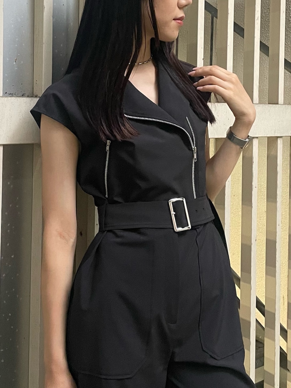 「ロンパース、ムルーア(MURUA)、ライダース、夏コーデ、ニューバランス、シルバーアクセサリー、黒髪ロング、オールブラック、カジュアルコーデ」｜「MURUAのライダースジャンプスーツ（つなぎ/オールインワン、ブラック系）」を使った、高橋茉丘さん（レディース・168cm）の夏コーディネートの3枚目の写真