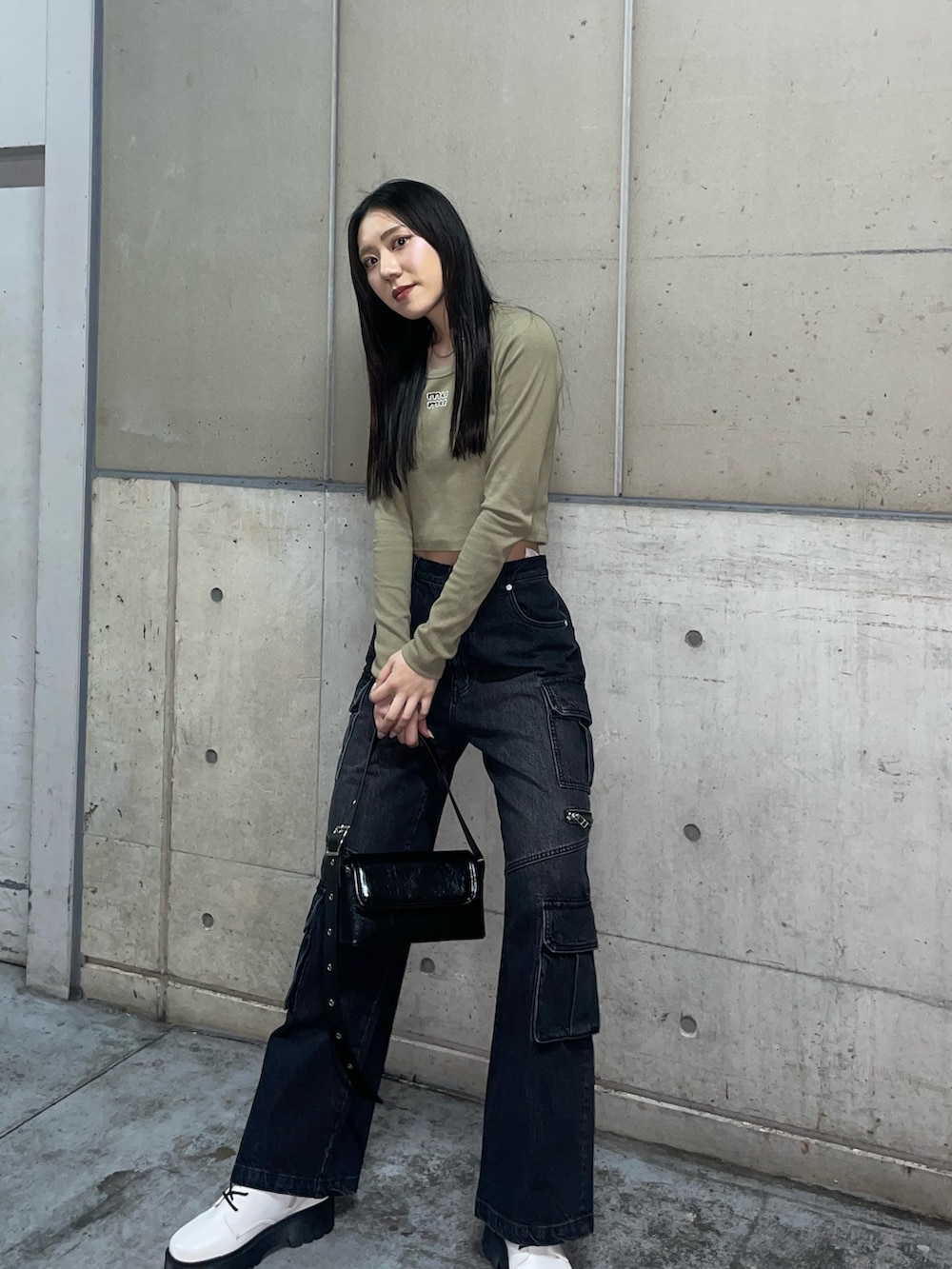 「デニム、カーゴパンツ、春コーデ、y2k、レースアップシューズ、黒髪ロング」｜「MURUAのレースアップショートブーツ（ブーツ、ホワイト系）」を使った、高橋茉丘さん（レディース・168cm）の冬コーディネートの4枚目の写真