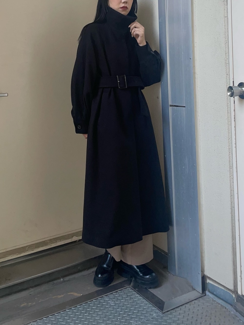「冬服、ウールコート、ワイドパンツ、スラックス、ロングコート、モノトーン、黒髪ロング」｜「MURUAのスタンドカラーコート（ステンカラーコート、ブラック系）」を使った、高橋茉丘さん（レディース・168cm）の秋コーディネートの5枚目の写真