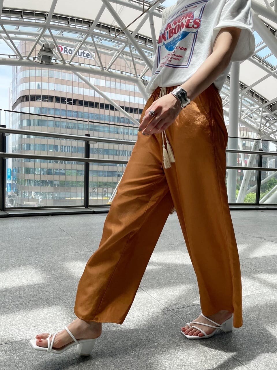 その他のハンドバッグ、ホワイト系のサンダル、ホワイト系のTシャツ/カットソーを着用したレディースの夏コーディネートの3枚目の写真