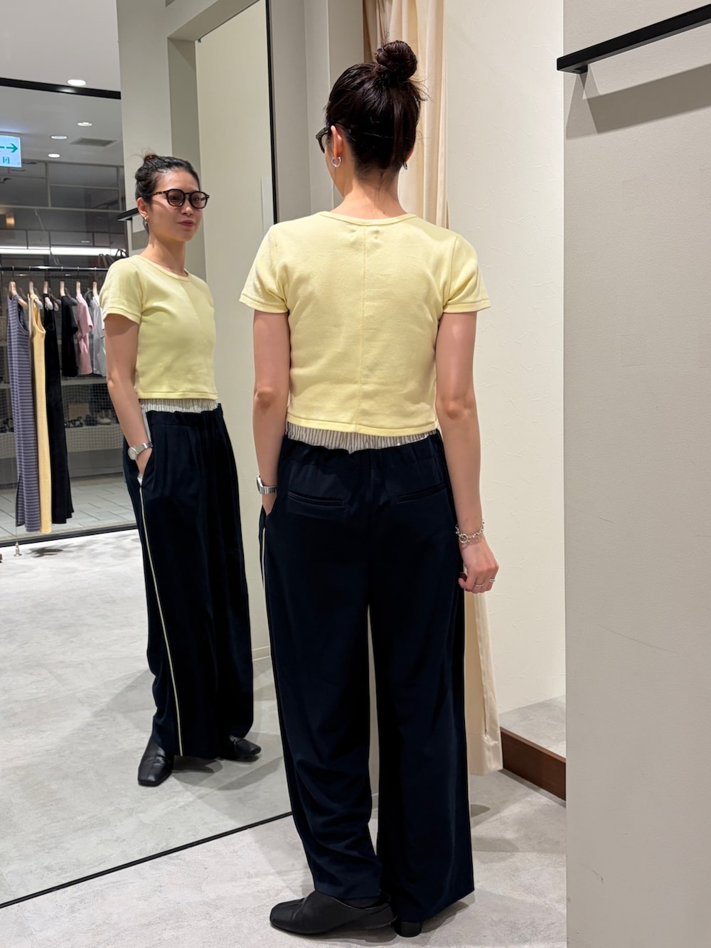 ブルー系のその他パンツ、イエロー系のTシャツ/カットソー、ブラック系のサンダルを着用したレディースの春コーディネートの3枚目の写真