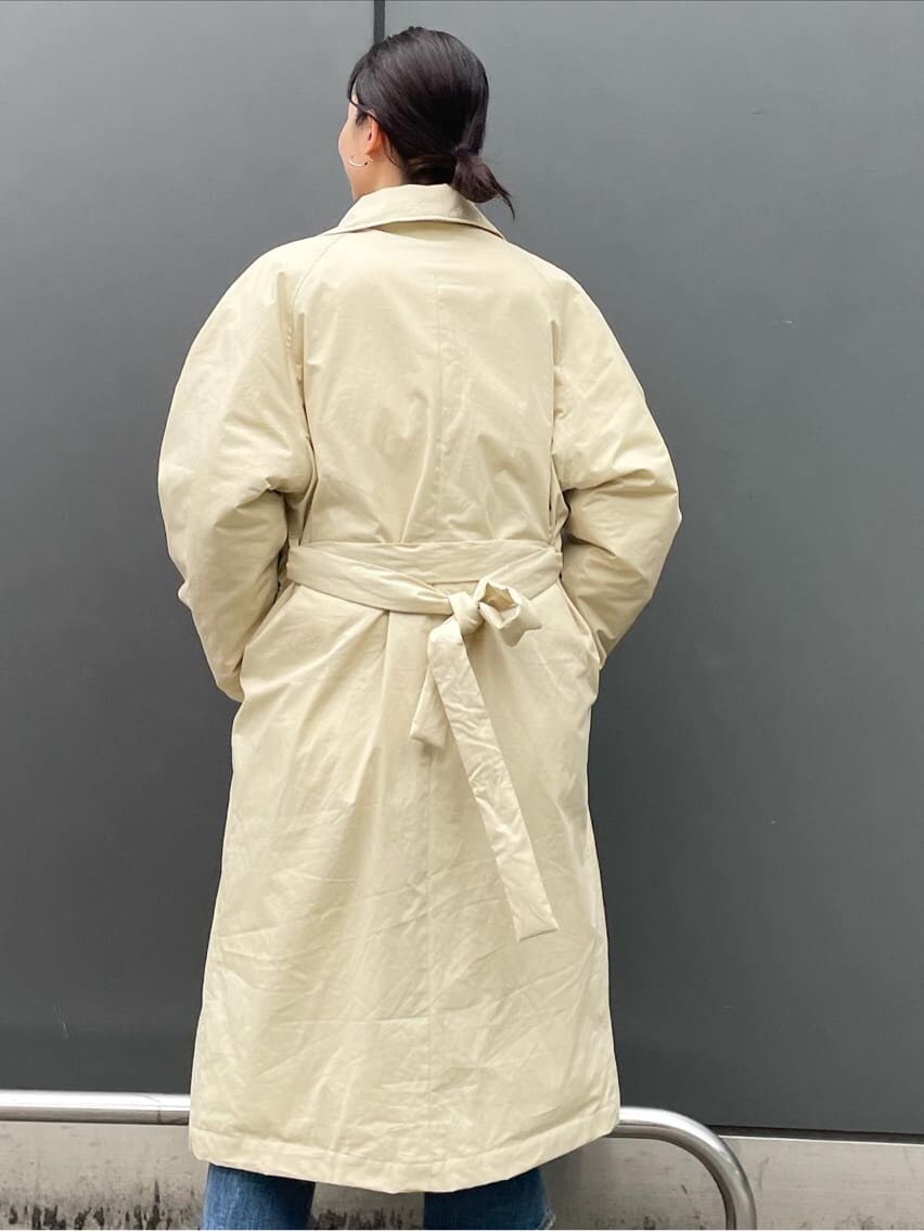 ブルー系のデニムパンツ、イエロー系のニット/セーター、ホワイト系のカーディガン/ボレロを着用したレディースの冬コーディネートの3枚目の写真