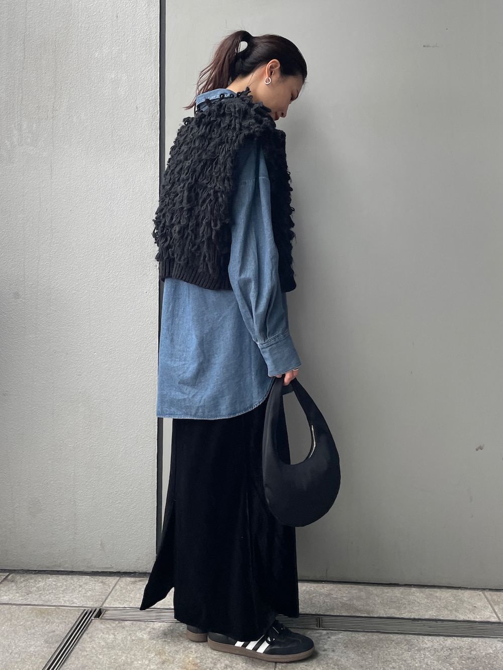 その他のシャツ/ブラウス、ブラック系のベスト、ブラック系のハンドバッグを着用したレディースの秋コーディネートの3枚目の写真