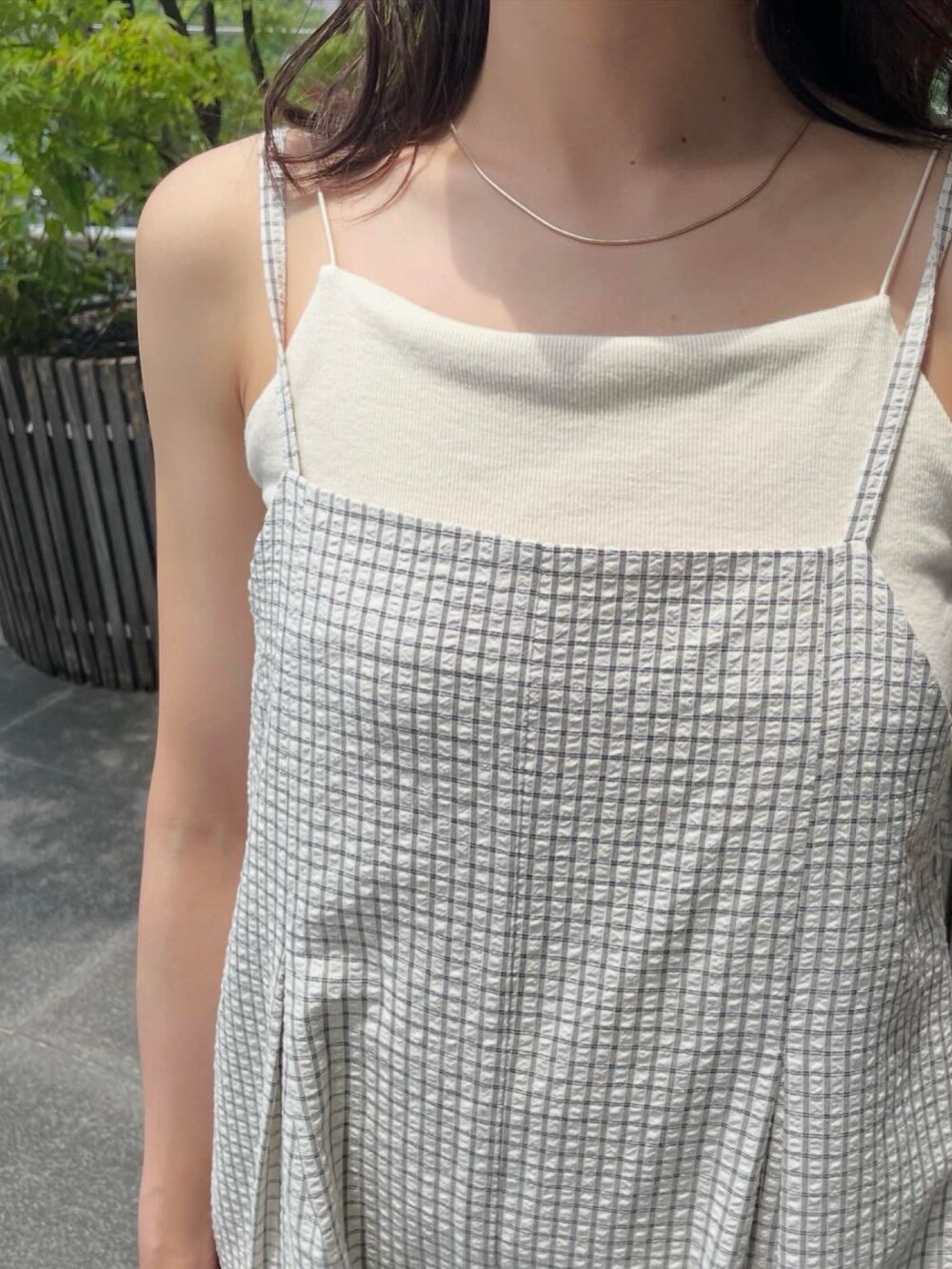 ホワイト系のつなぎ/オールインワン、ホワイト系のキャミソールを着用したレディースの夏コーディネートの5枚目の写真