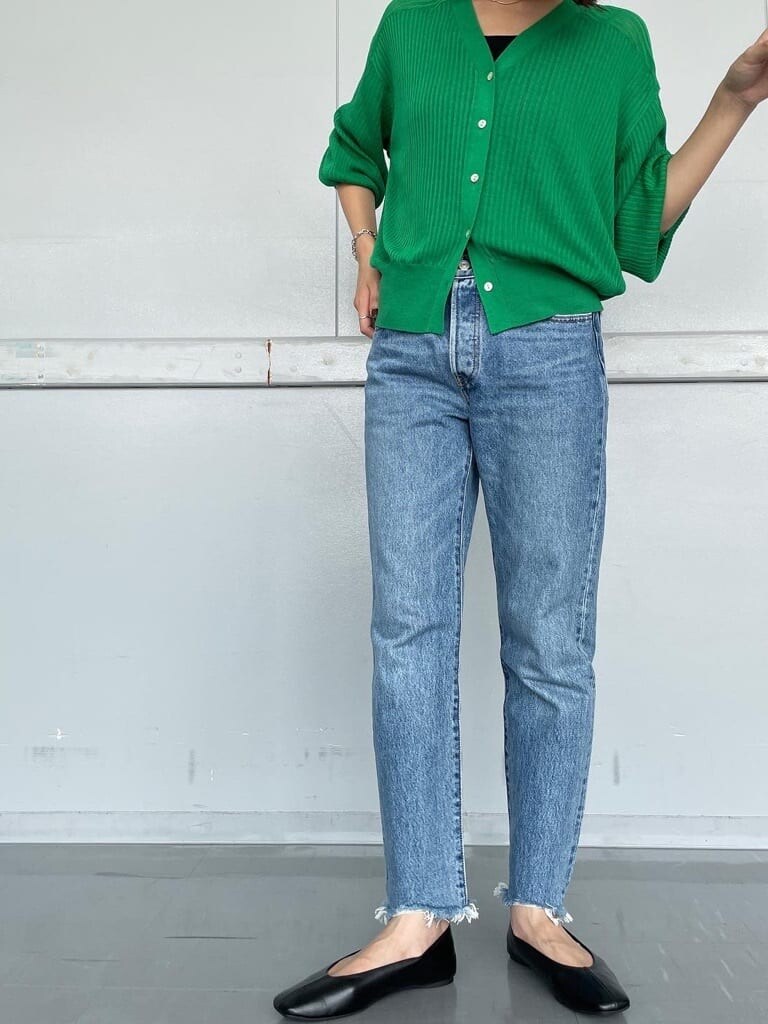 ブラック系のパンプス、ベージュ系のステンカラーコート、グリーン系のカーディガン/ボレロを着用したレディースの夏コーディネートの4枚目の写真