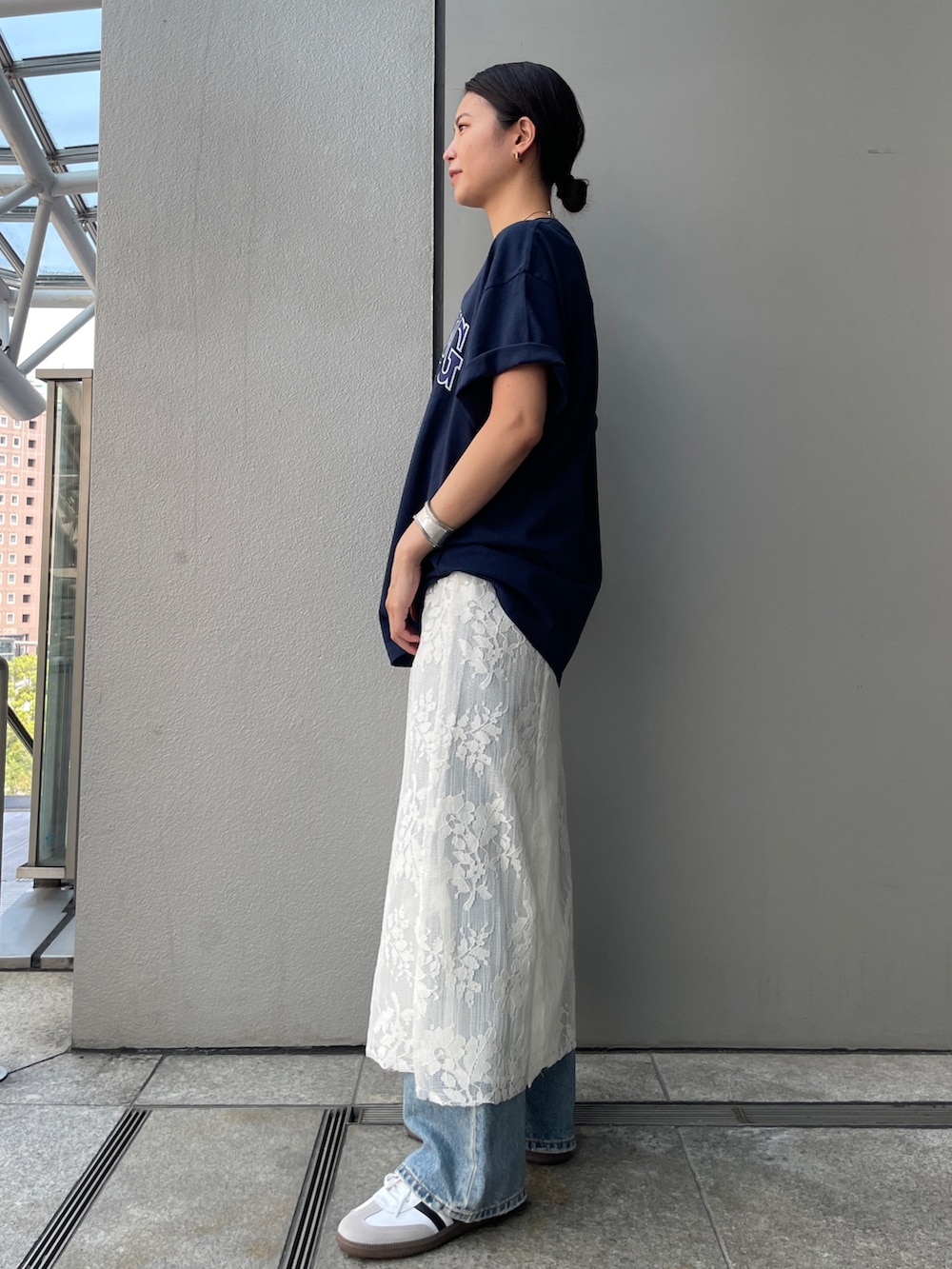 ブルー系のTシャツ/カットソー、ホワイト系のワンピース、ブルー系のデニムパンツを着用したレディースの夏コーディネートの2枚目の写真