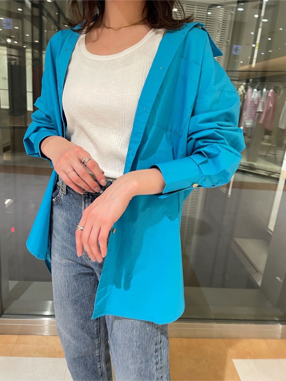 ホワイト系のパンプス、ベージュ系のトートバッグ、ホワイト系のタンクトップを着用したレディースの春コーディネートの4枚目の写真