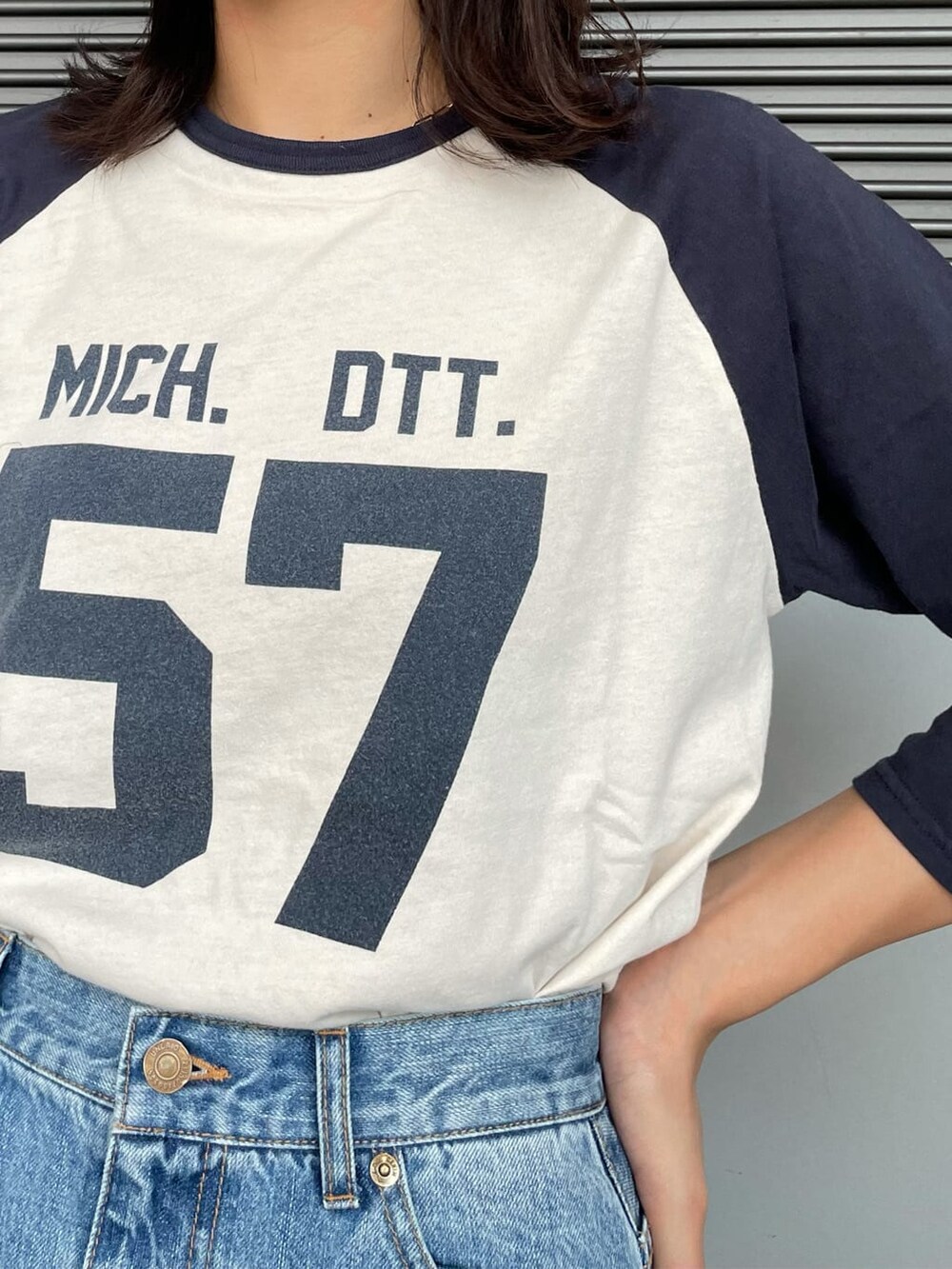 ブルー系のスカート、ホワイト系のブーツ、ホワイト系のTシャツ/カットソーを着用したレディースの夏コーディネートの2枚目の写真