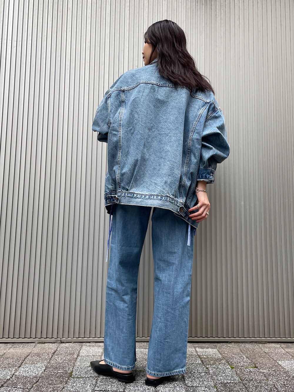 ブルー系のデニムジャケット、ブルー系のデニムパンツ、その他のシャツ/ブラウスを着用したレディースの秋コーディネートの4枚目の写真