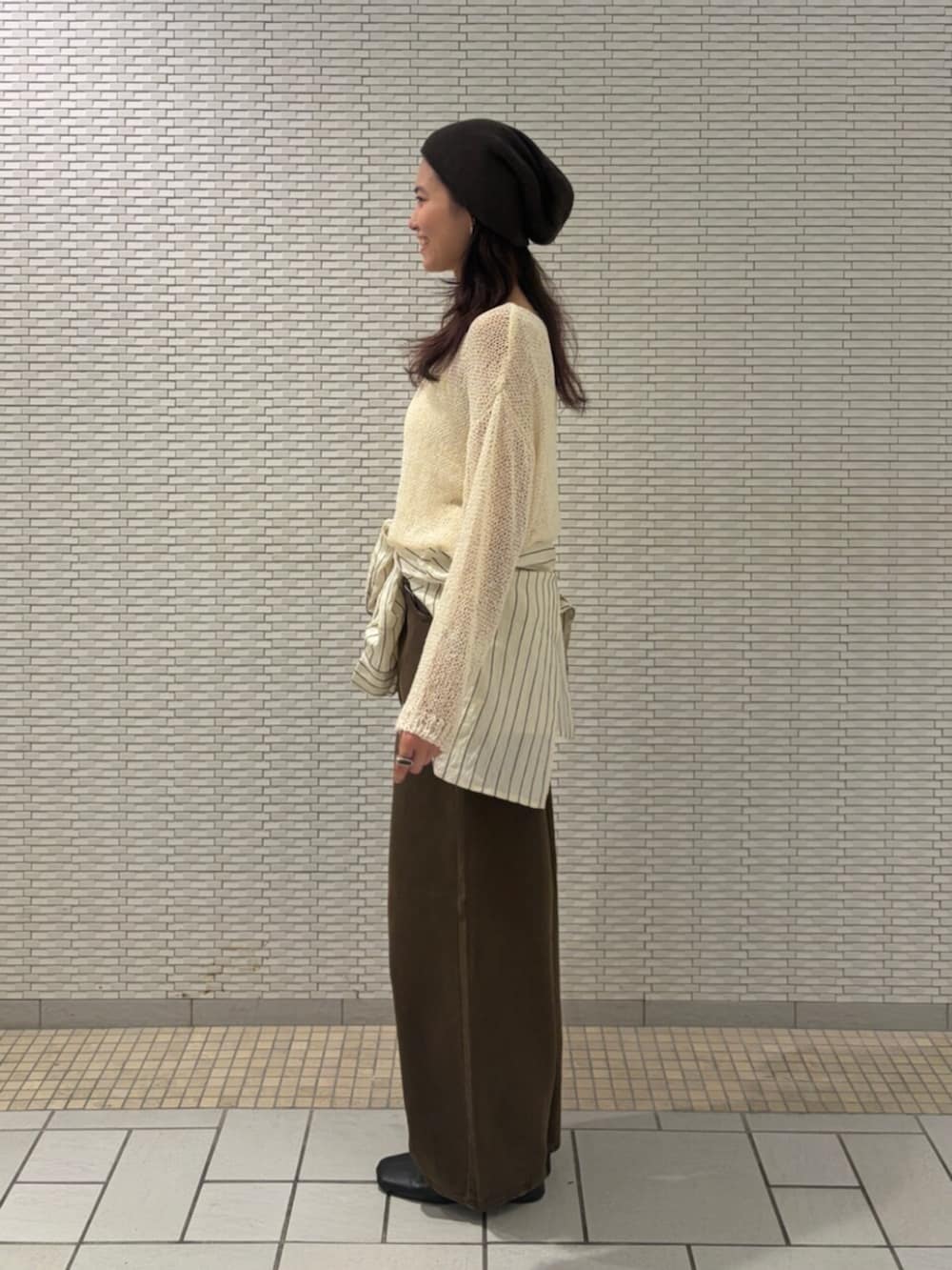 ホワイト系のシャツ/ブラウス、ブラウン系のデニムパンツ、ホワイト系のニット/セーターを着用したレディースの夏コーディネートの2枚目の写真