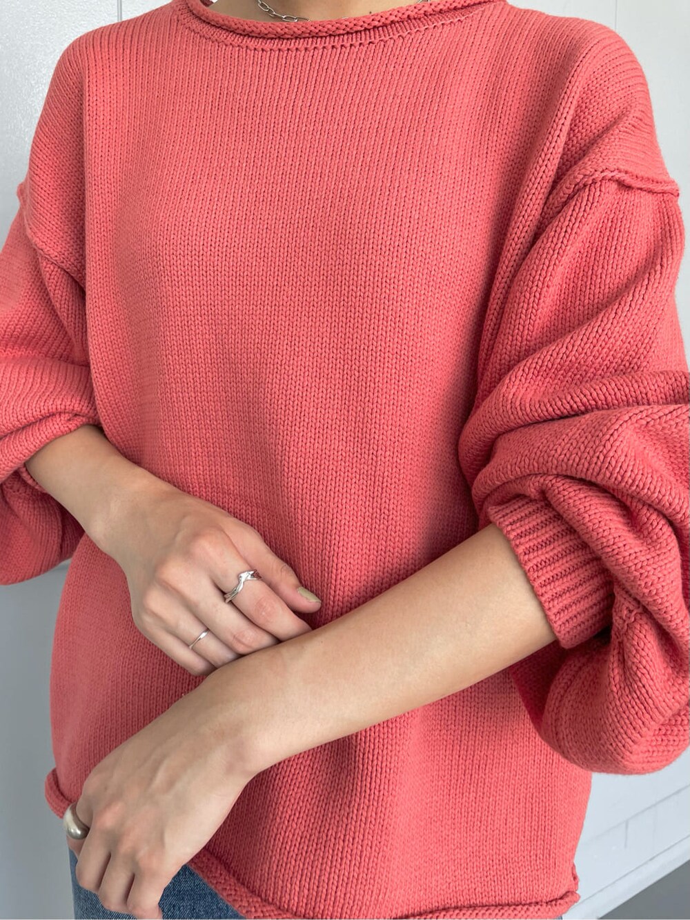 ブラウン系のブーツ、ブルー系のデニムパンツ、ピンク系のニット/セーターを着用したレディースの秋コーディネートの4枚目の写真