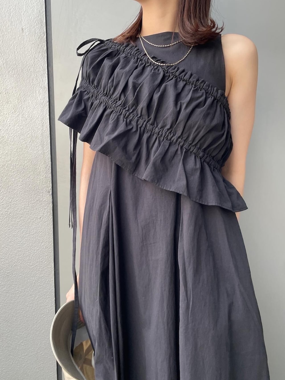 ブラック系のワンピース、シルバー系のサンダルを着用したレディースの春コーディネートの5枚目の写真