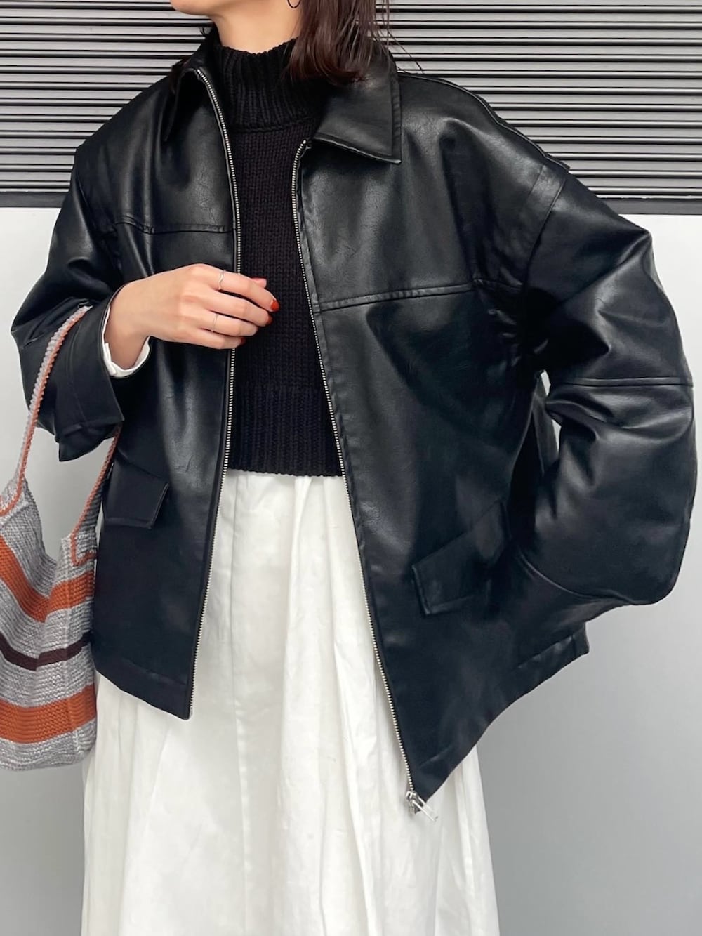 ブラック系のワンピースを着用したレディースの冬コーディネートの4枚目の写真