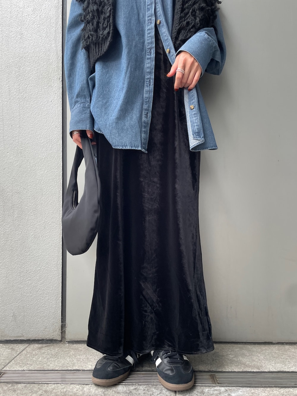 その他のシャツ/ブラウス、ブラック系のベスト、ブラック系のハンドバッグを着用したレディースの秋コーディネートの5枚目の写真