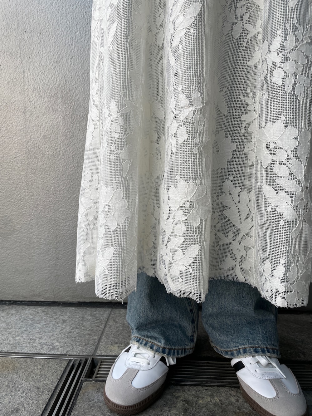 ブルー系のTシャツ/カットソー、ホワイト系のワンピース、ブルー系のデニムパンツを着用したレディースの夏コーディネートの4枚目の写真