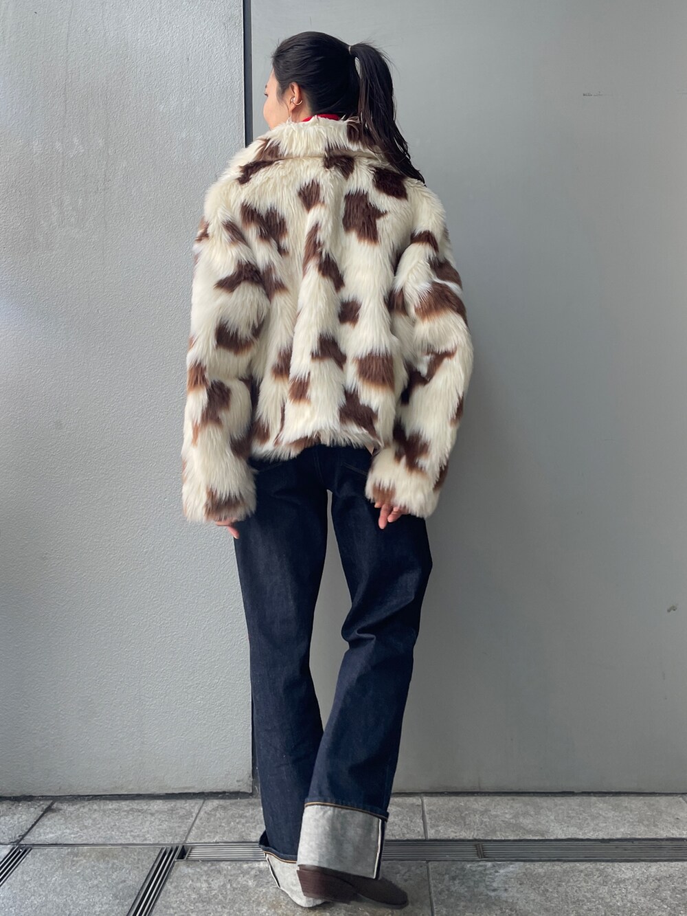 その他のその他アウター、ブルー系のデニムパンツ、ブラウン系のブーツを着用したレディースの冬コーディネートの3枚目の写真