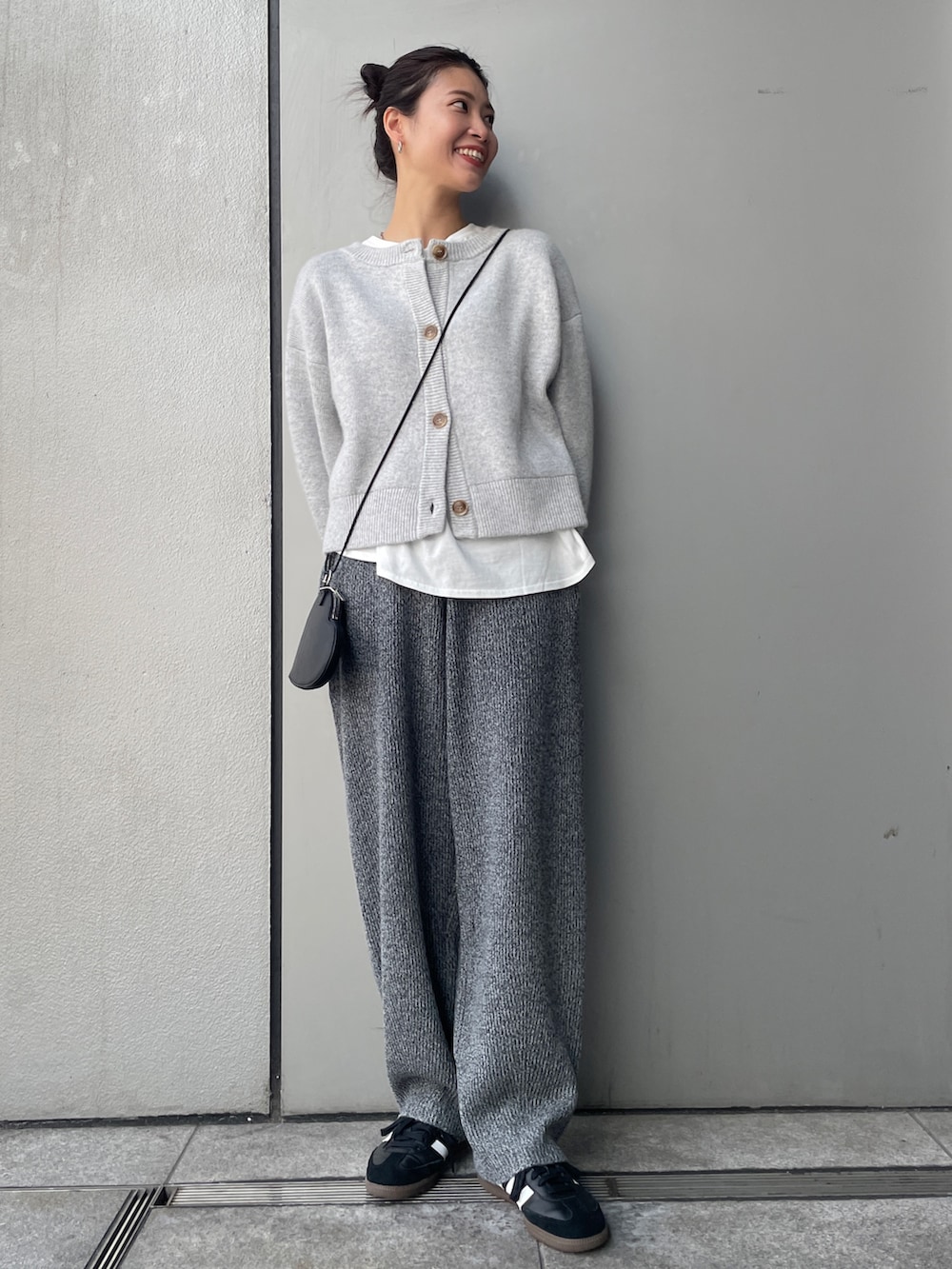 グレー系のその他パンツ、グレー系のカーディガン/ボレロ、ホワイト系のTシャツ/カットソーを着用したレディースの秋コーディネートの3枚目の写真