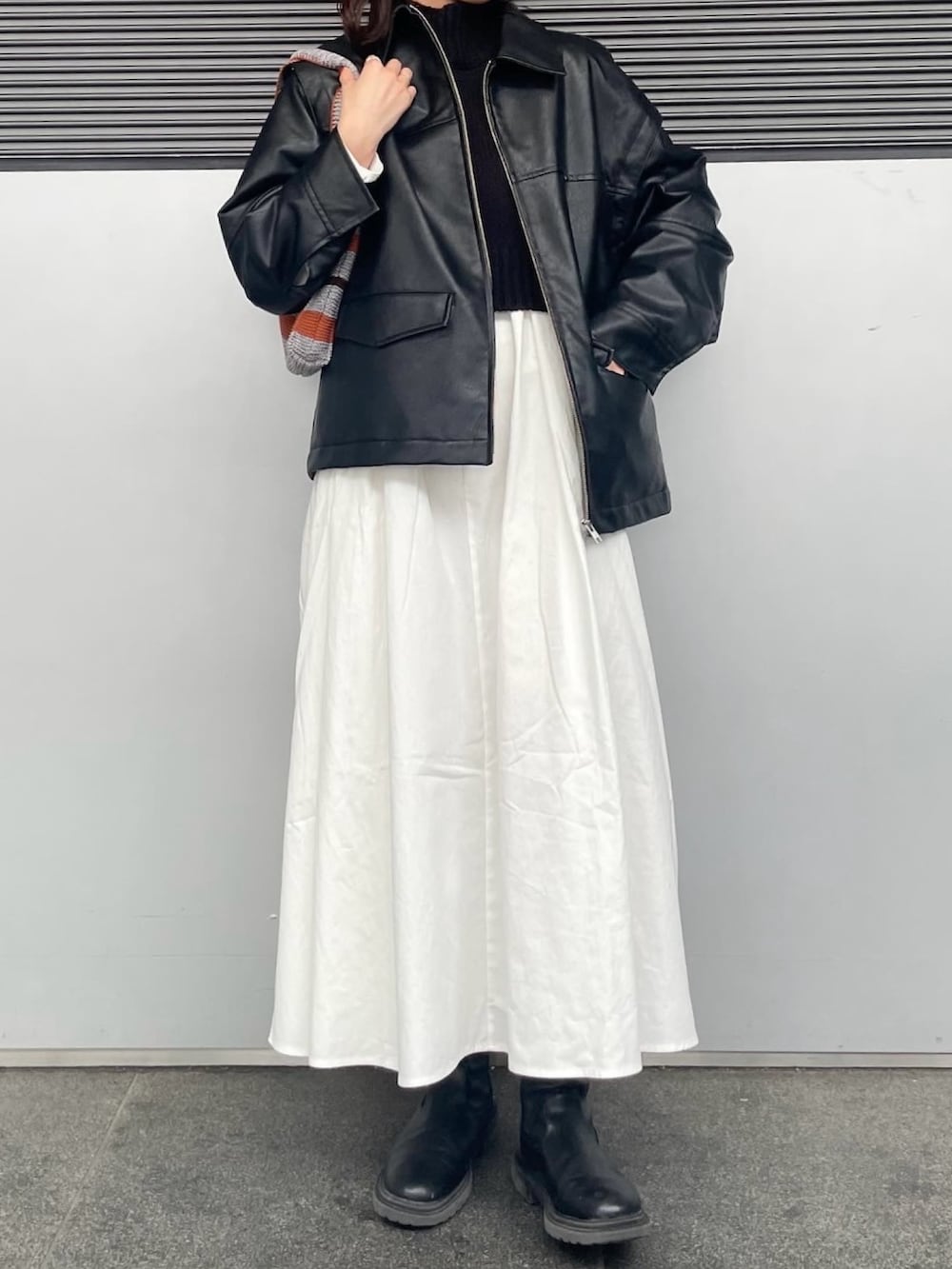 ブラック系のワンピースを着用したレディースの冬コーディネートの3枚目の写真