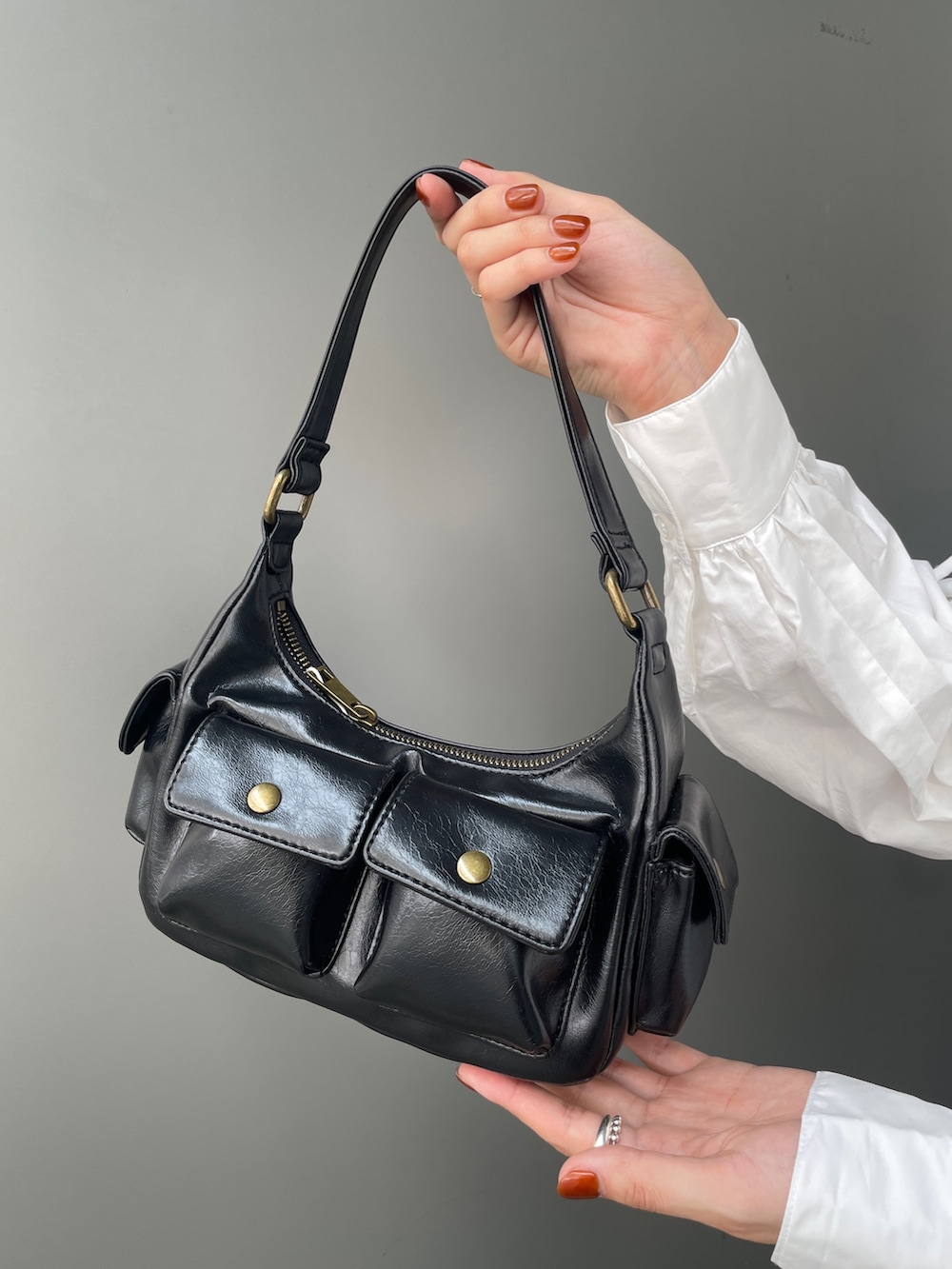 ブルー系のデニムパンツ、ホワイト系のシャツ/ブラウス、ホワイト系のキャミソールを着用したレディースの夏コーディネートの5枚目の写真