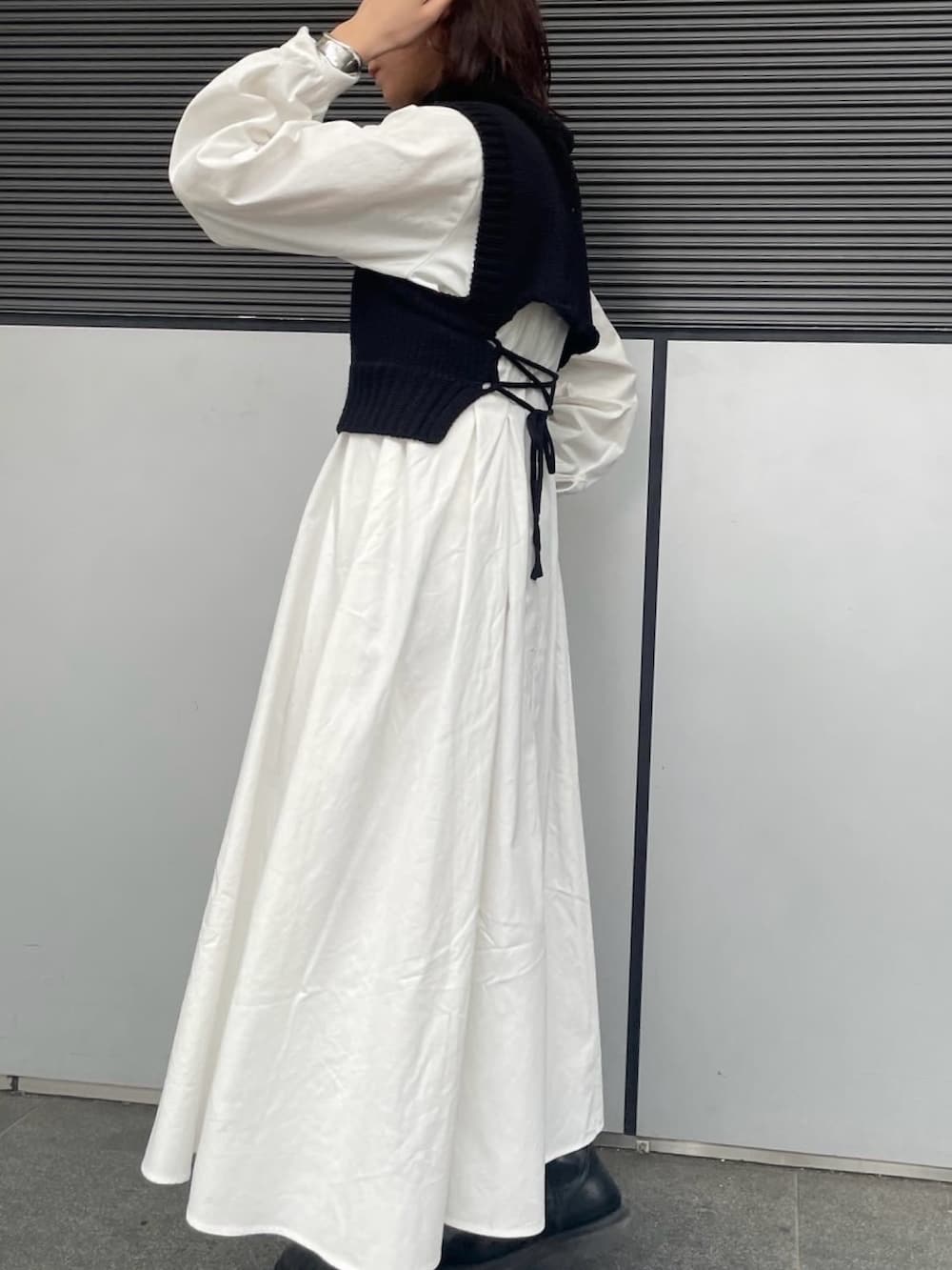 ブラック系のワンピースを着用したレディースの冬コーディネートの2枚目の写真