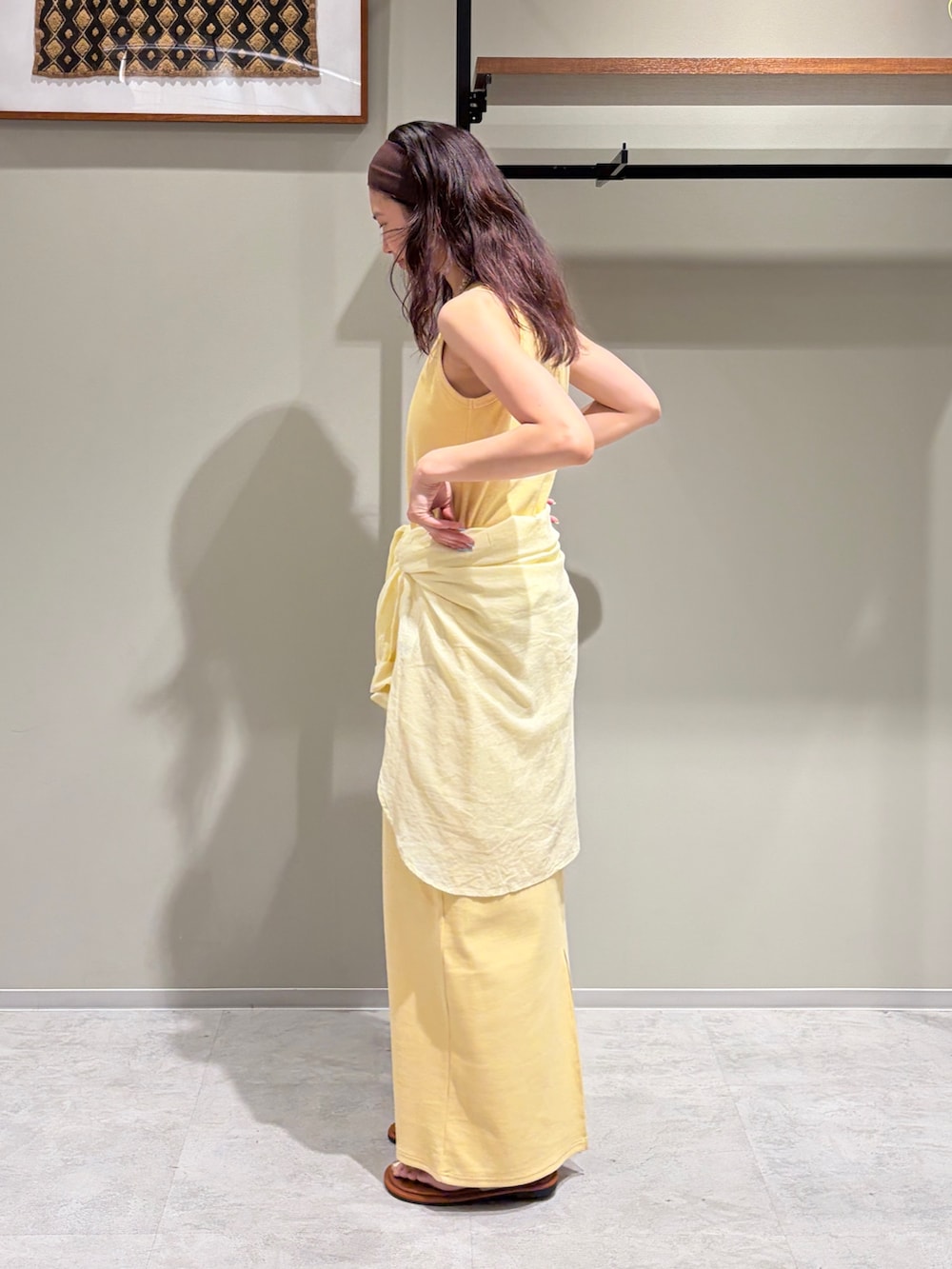 イエロー系のワンピース、イエロー系のシャツ/ブラウス、ブルー系のトートバッグを着用したレディースの夏コーディネートの2枚目の写真