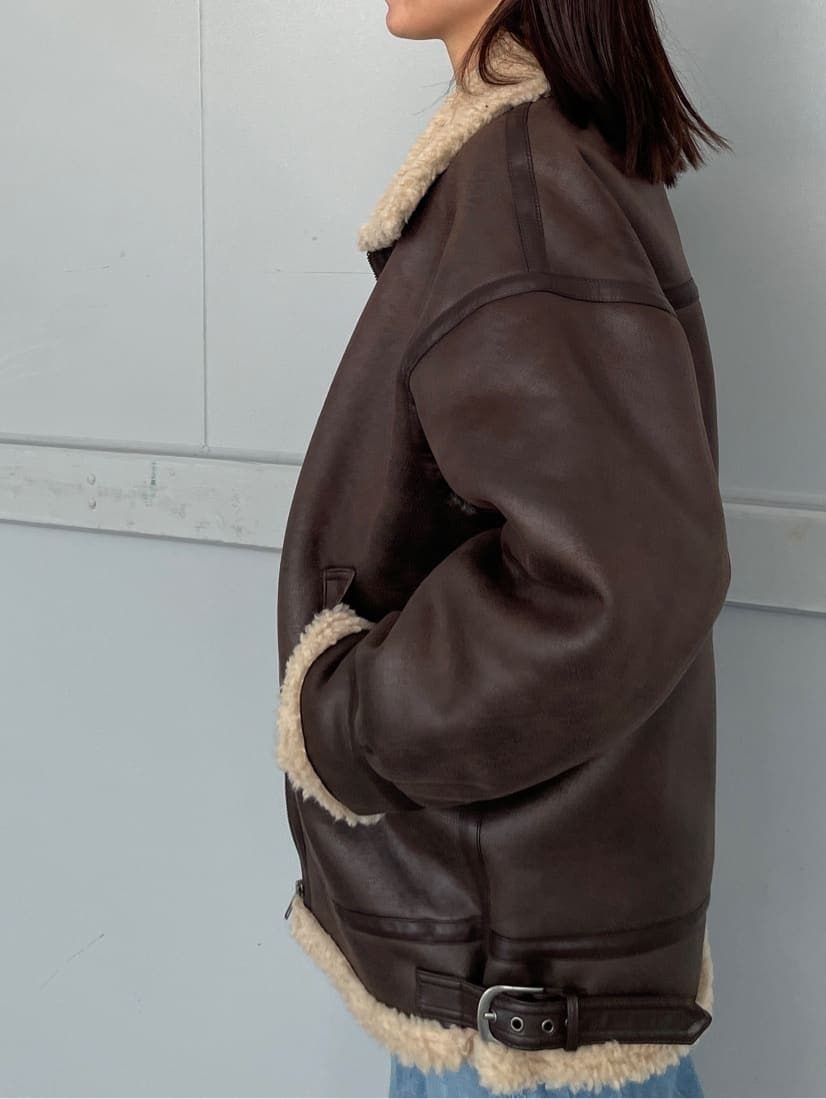 ブルー系のデニムパンツ、ブラック系のブーツ、ブルー系のデニムパンツを着用したレディースの秋コーディネートの4枚目の写真