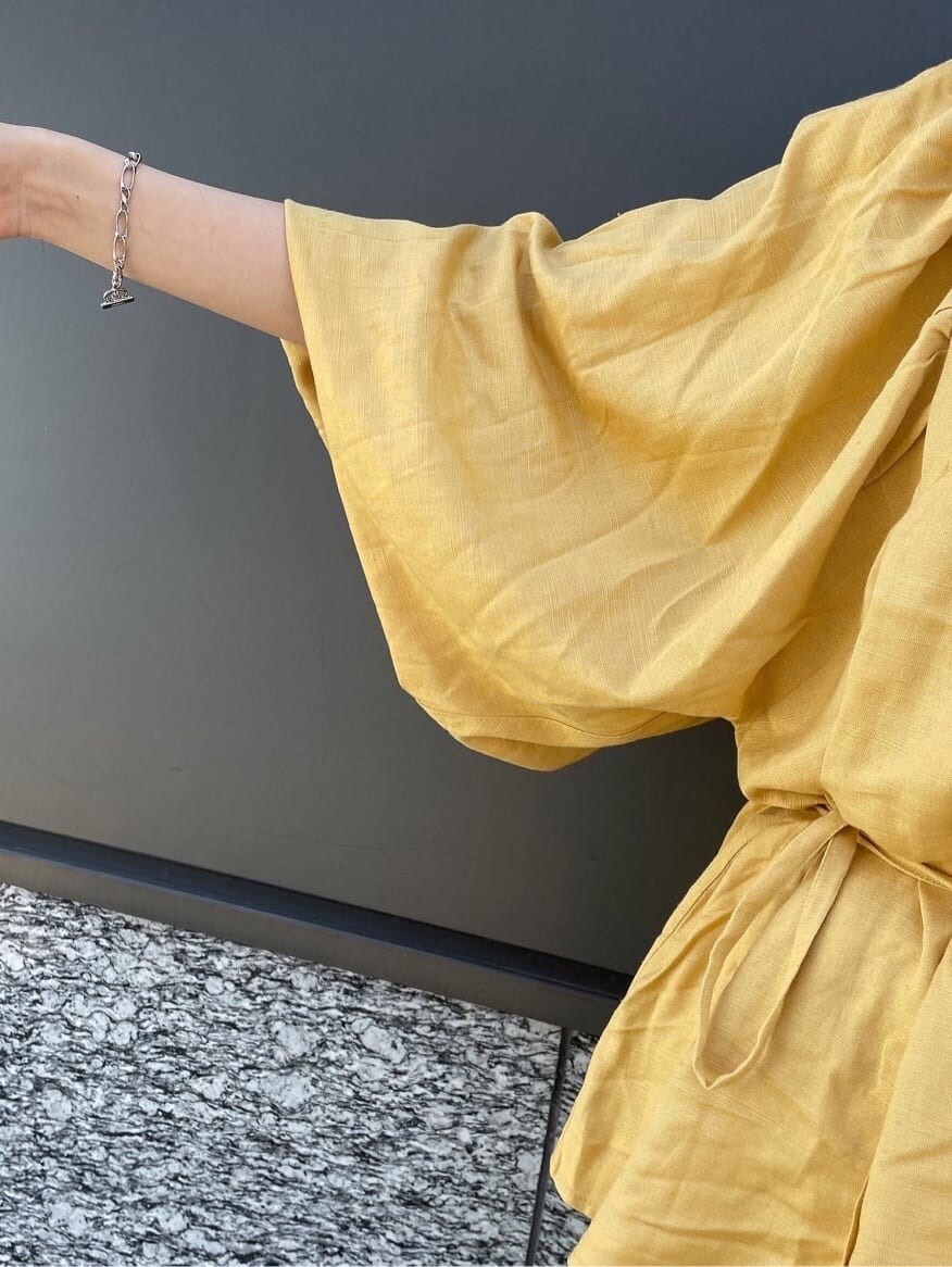 イエロー系のシャツ/ブラウス、ホワイト系のデニムパンツ、ホワイト系のパンプスを着用したレディースの春コーディネートの2枚目の写真