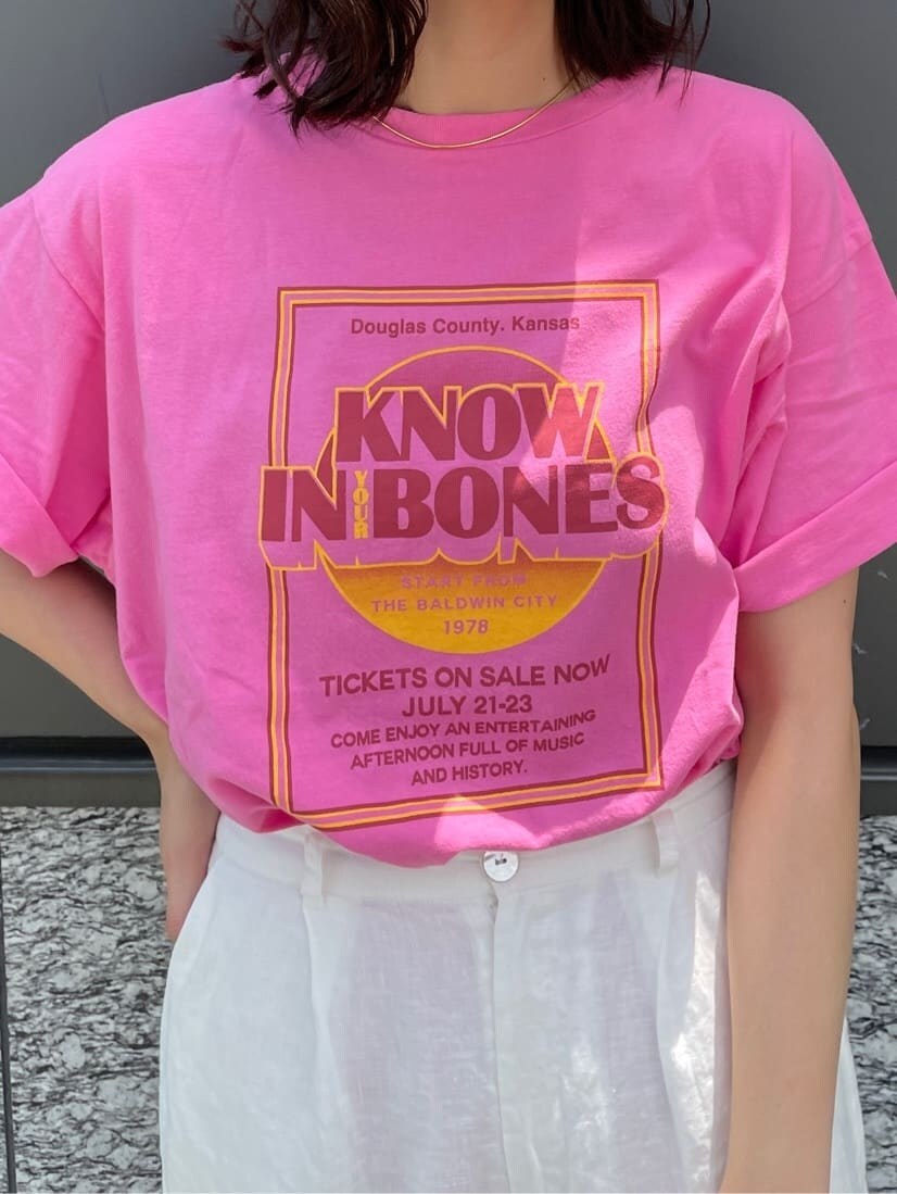 ブラック系のサンダル、ホワイト系のその他パンツ、ピンク系のTシャツ/カットソーを着用したレディースの夏コーディネートの2枚目の写真