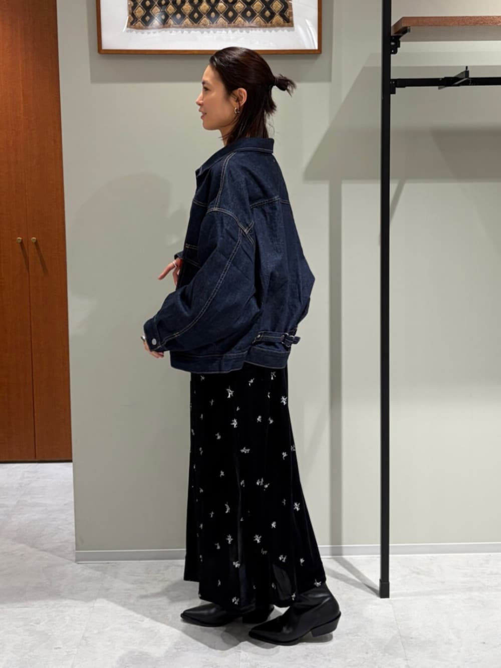 ブラック系のワンピース、ブルー系のデニムジャケット、グリーン系のTシャツ/カットソーを着用したレディースの秋コーディネートの2枚目の写真