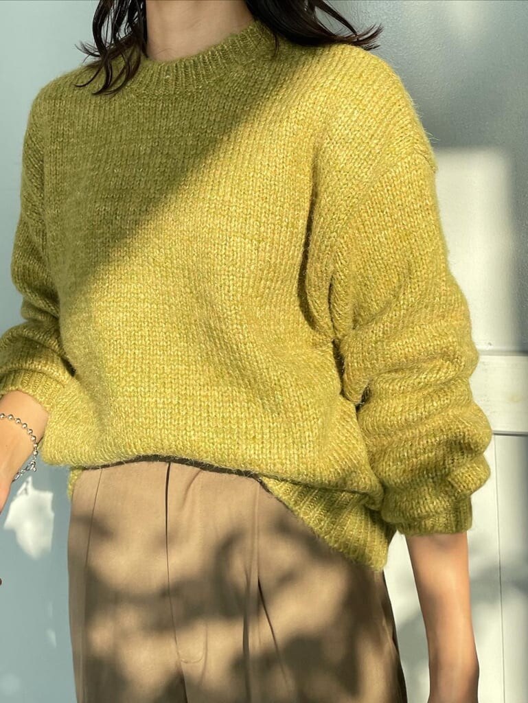 ブラウン系のブーツ、グリーン系のニット/セーター、ホワイト系のTシャツ/カットソーを着用したレディースの秋コーディネートの3枚目の写真