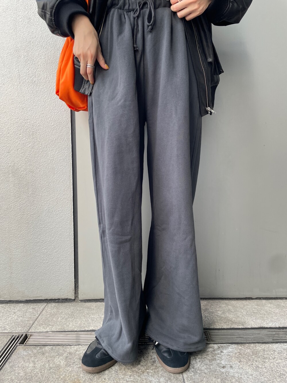 グレー系のスウェットパンツ、ブラック系のブルゾン、グレー系のニット/セーターを着用したレディースの秋コーディネートの5枚目の写真