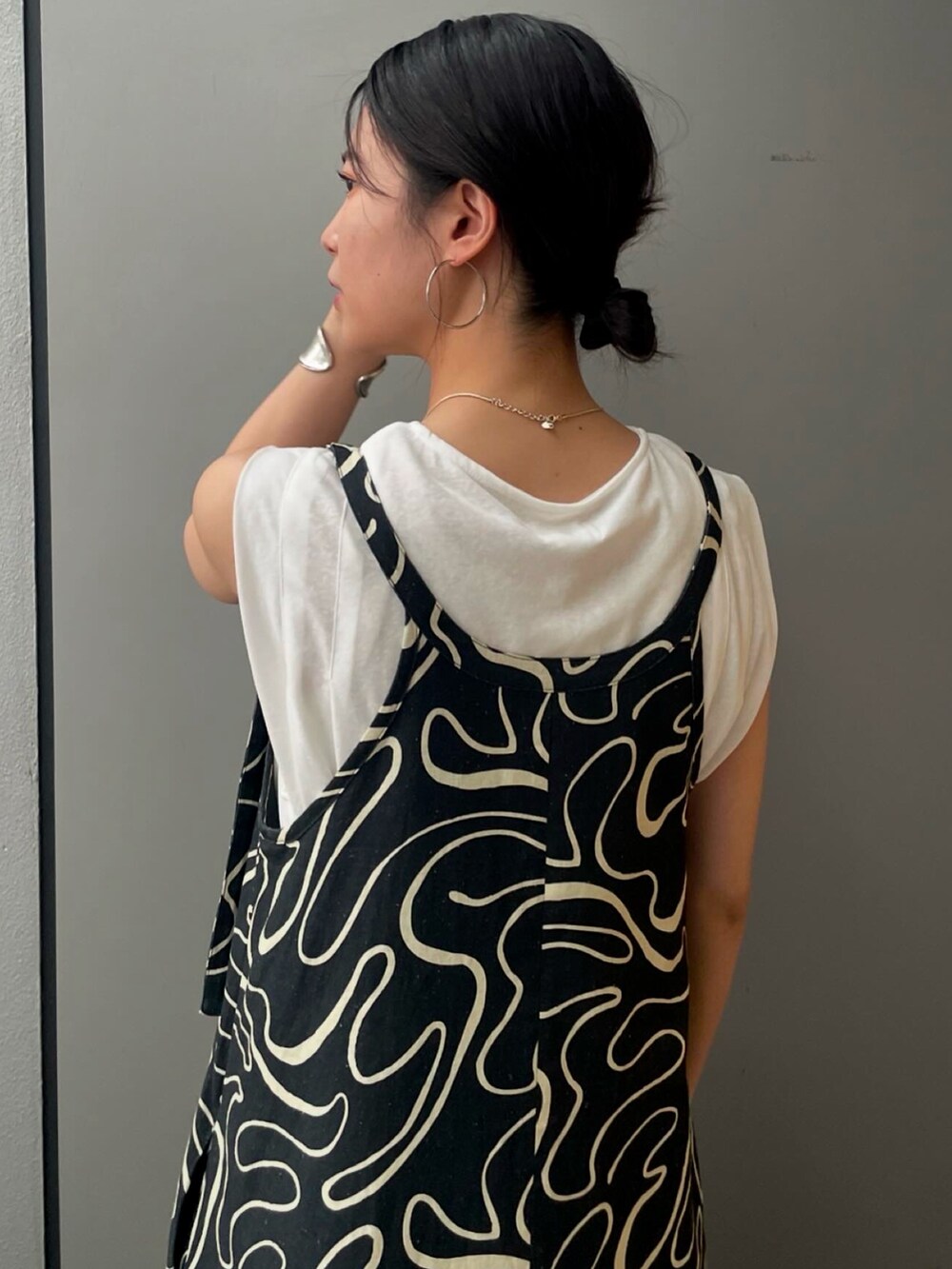 その他のワンピース、ホワイト系のTシャツ/カットソーを着用したレディースの夏コーディネートの5枚目の写真