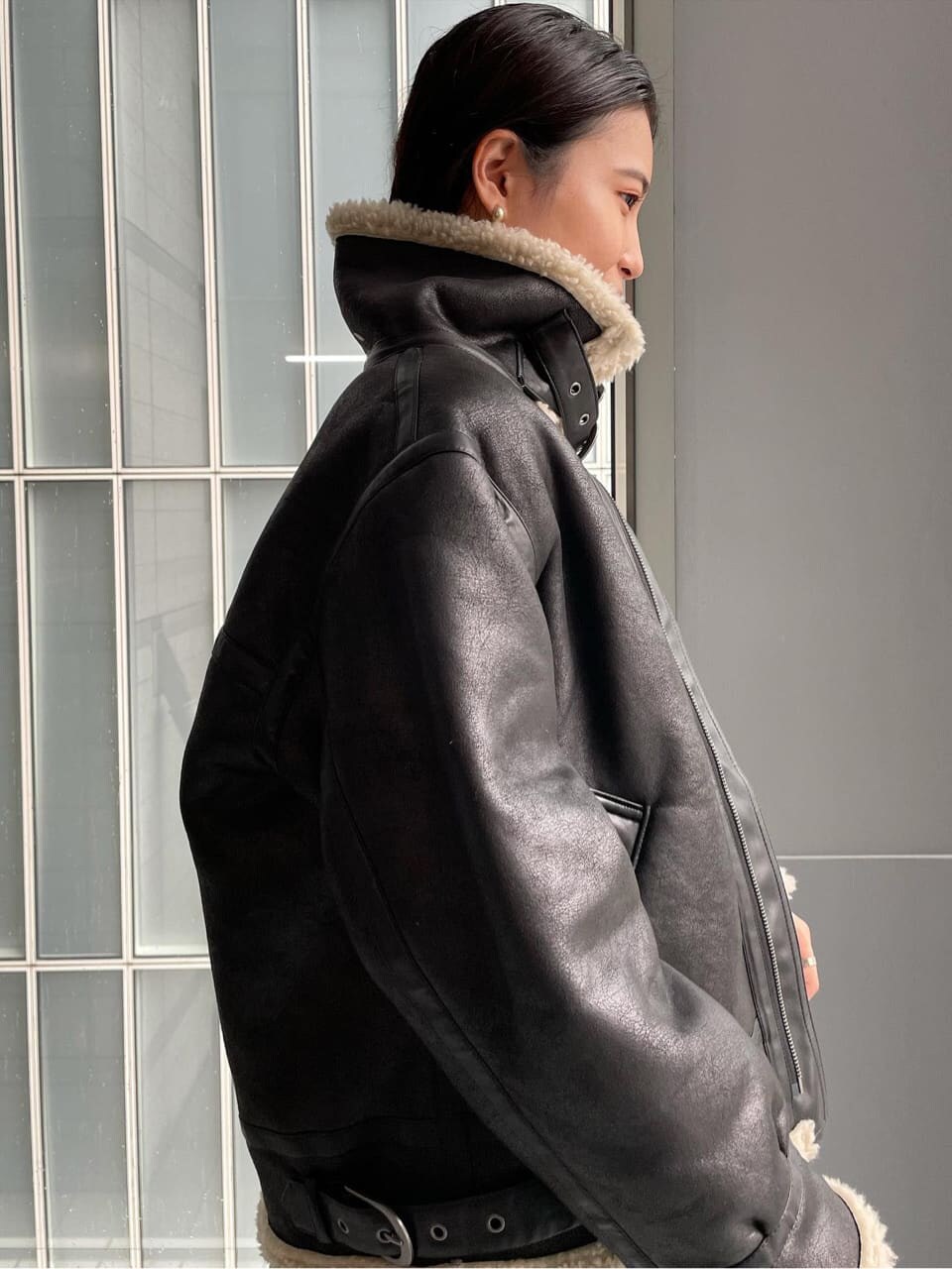 ブラック系のその他パンツ、グレー系のスウェット、ブラック系のブルゾンを着用したレディースの秋コーディネートの2枚目の写真