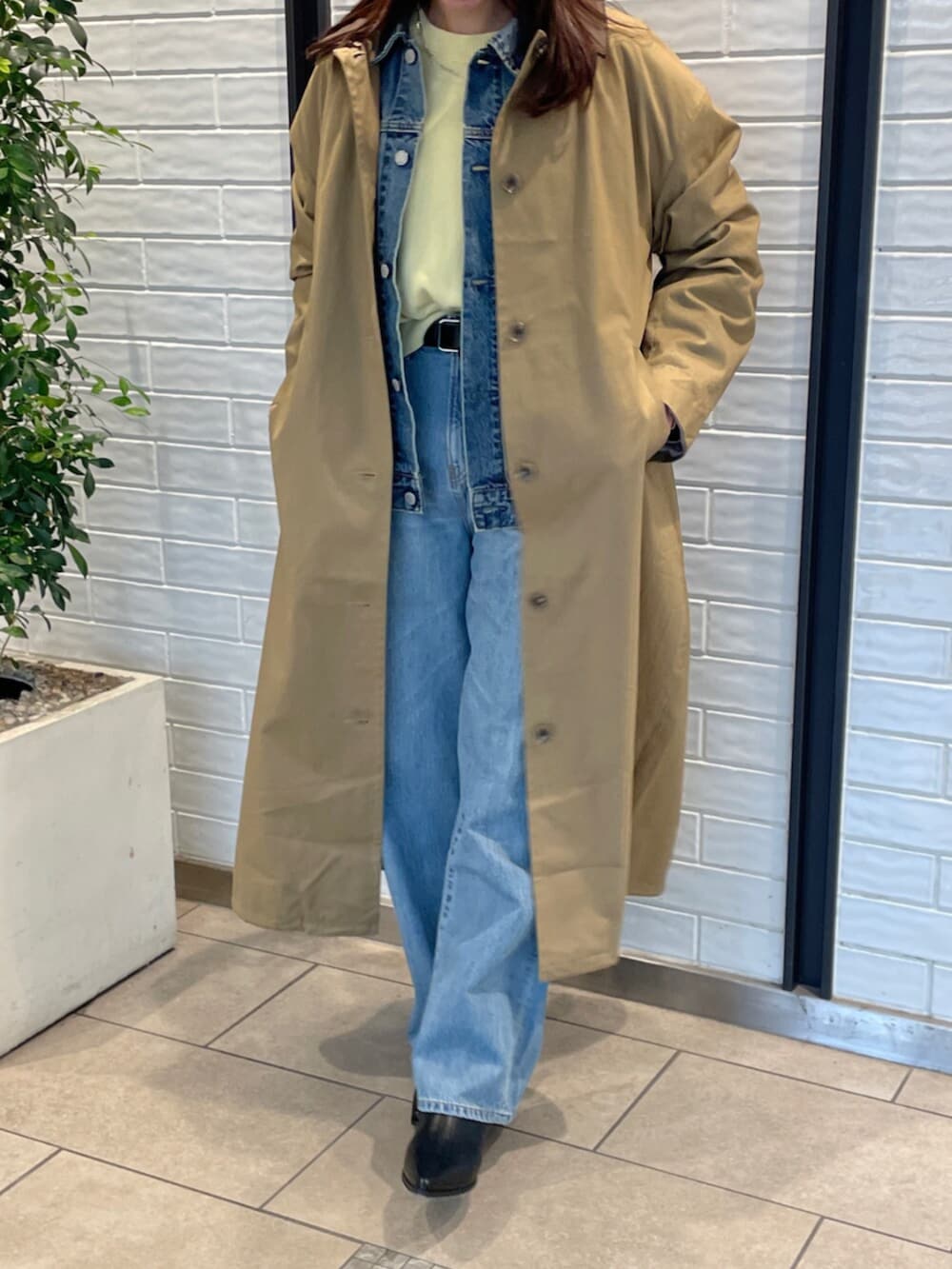 ブルー系のデニムパンツ、ブルー系のデニムジャケット、イエロー系のニット/セーターを着用したレディースの冬コーディネートの5枚目の写真