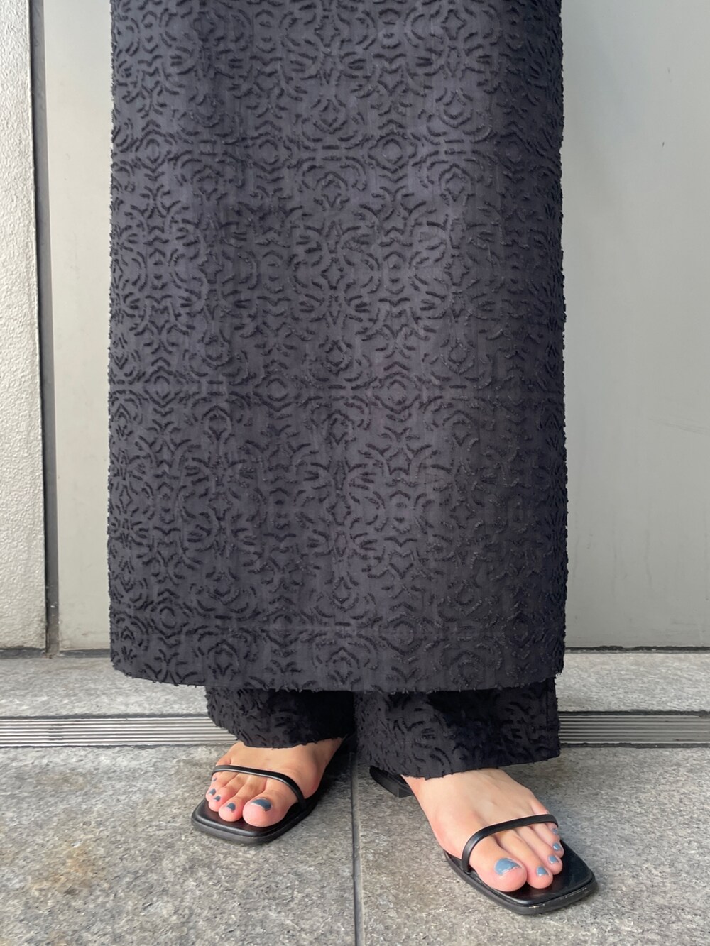 ブラック系のワンピース、グリーン系のタンクトップ、グリーン系のエコバッグ/サブバッグを着用したレディースの夏コーディネートの4枚目の写真