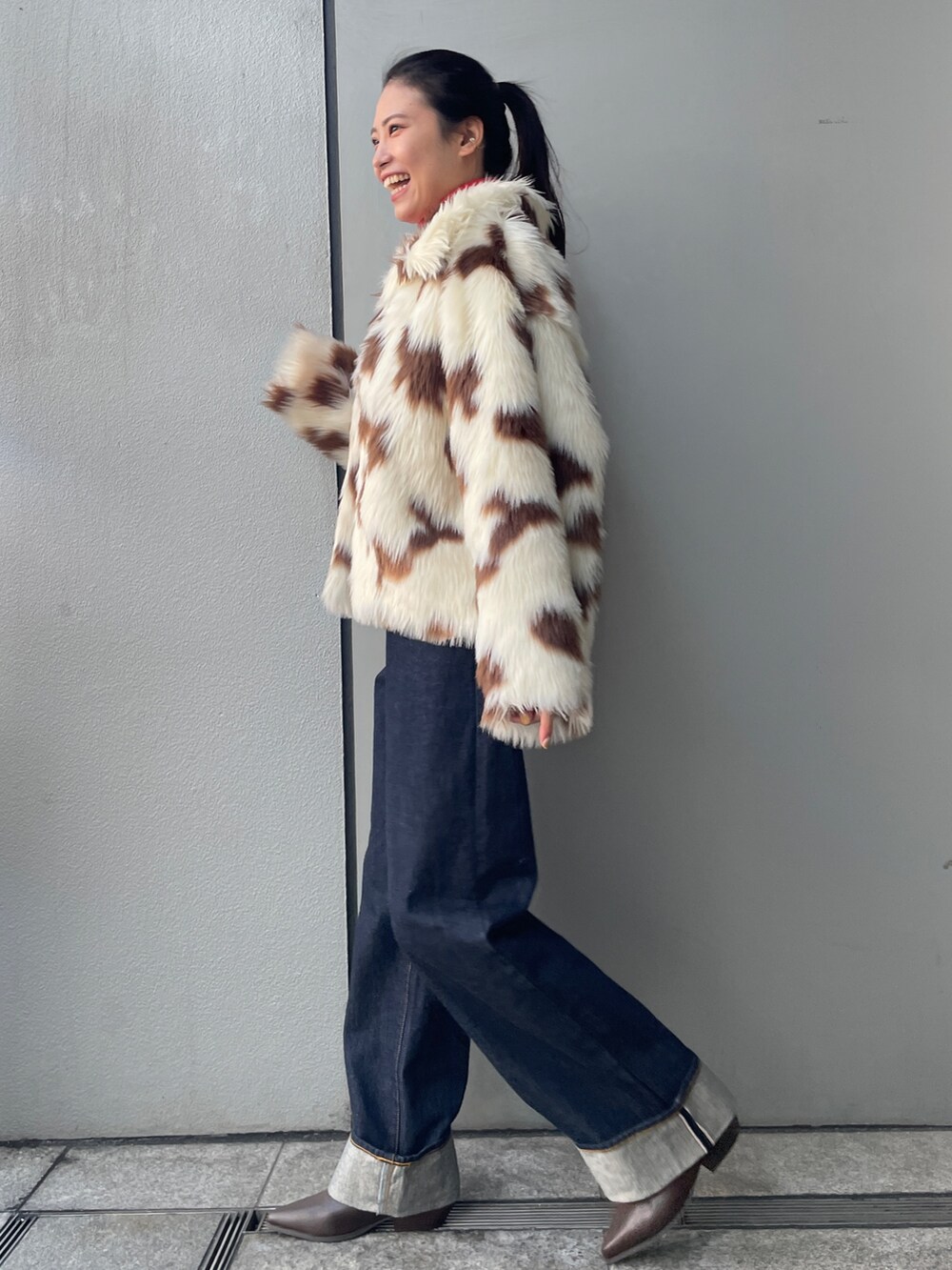 その他のその他アウター、ブルー系のデニムパンツ、ブラウン系のブーツを着用したレディースの冬コーディネートの2枚目の写真