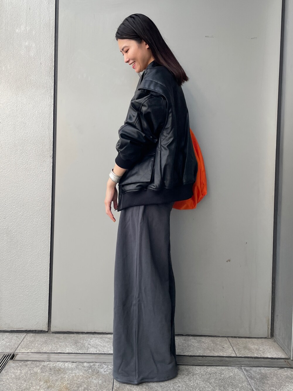 グレー系のスウェットパンツ、ブラック系のブルゾン、グレー系のニット/セーターを着用したレディースの秋コーディネートの3枚目の写真