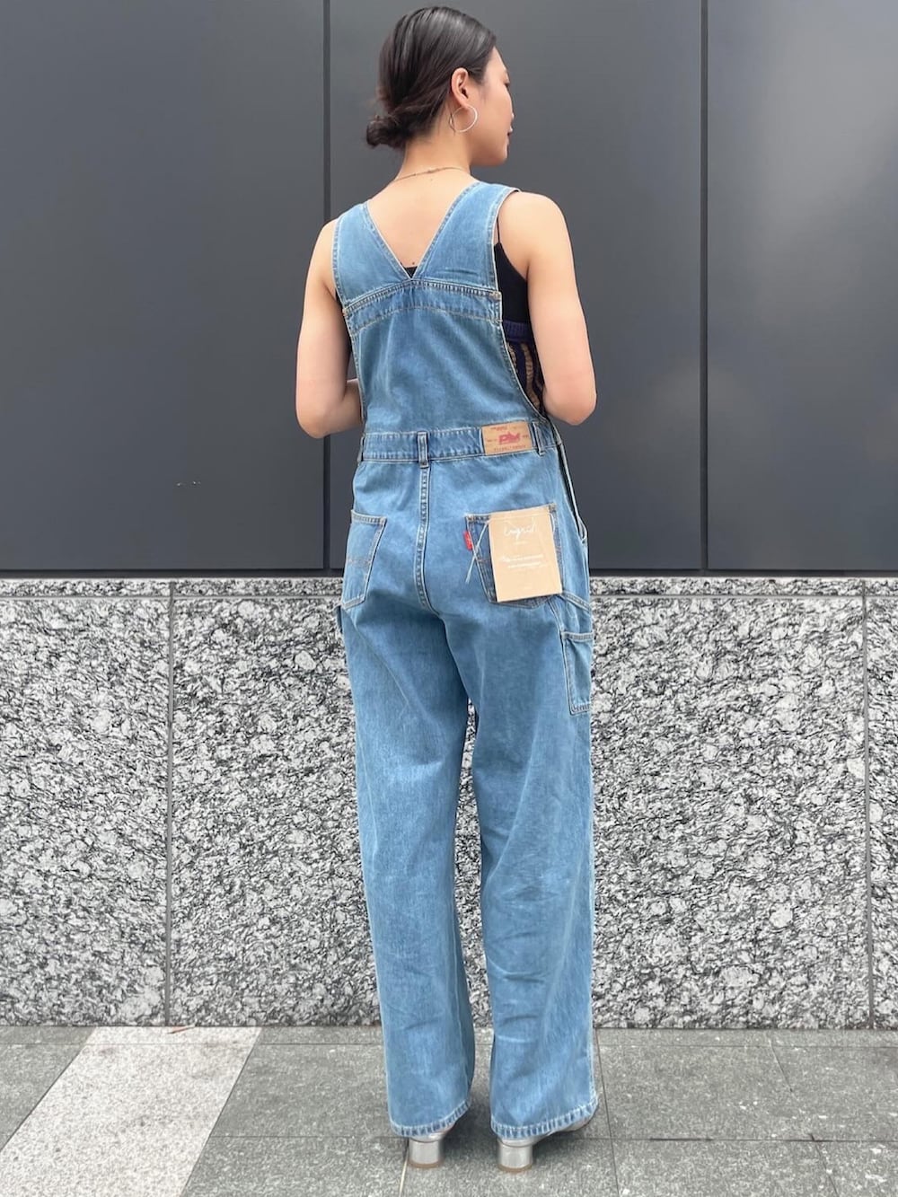 ブルー系のつなぎ/オールインワン、ブルー系のキャミソール、シルバー系のサンダルを着用したレディースの春コーディネートの3枚目の写真