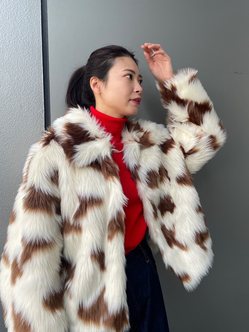 その他のその他アウター、ブルー系のデニムパンツ、ブラウン系のブーツを着用したレディースの冬コーディネートの5枚目の写真