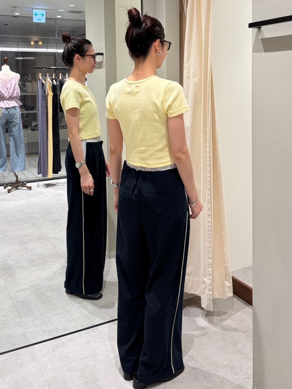 ブルー系のその他パンツ、イエロー系のTシャツ/カットソー、ブラック系のサンダルを着用したレディースの春コーディネートの4枚目の写真